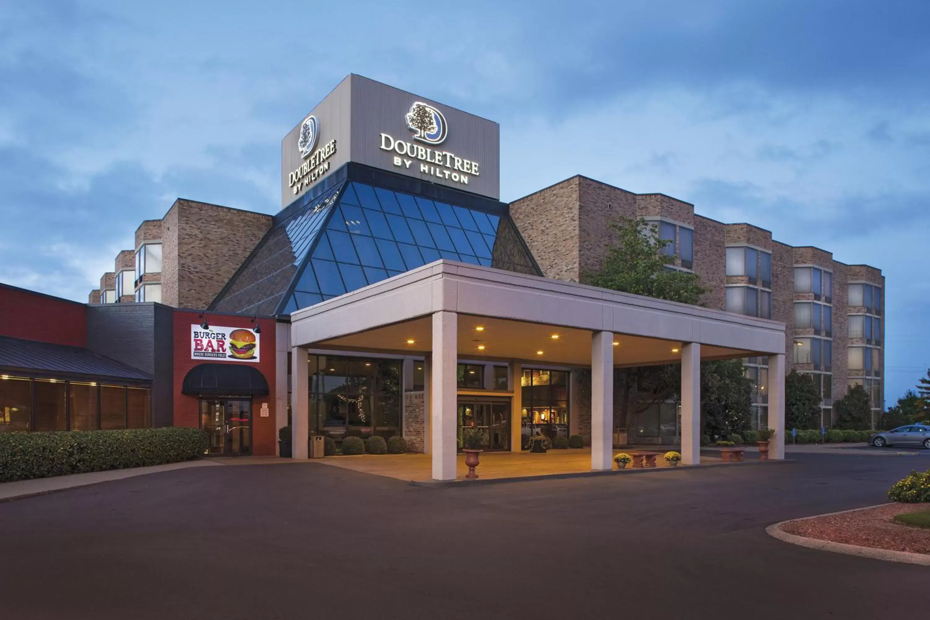 Facade/entrance in DoubleTree by Hilton Johnson City