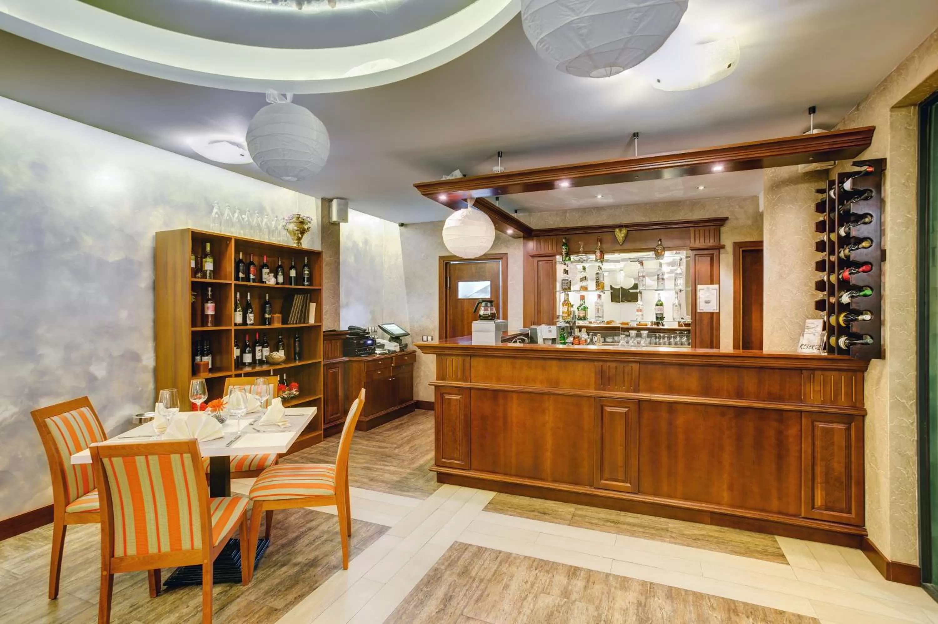 Restaurant/places to eat in Budapest Hotel - Free Parking