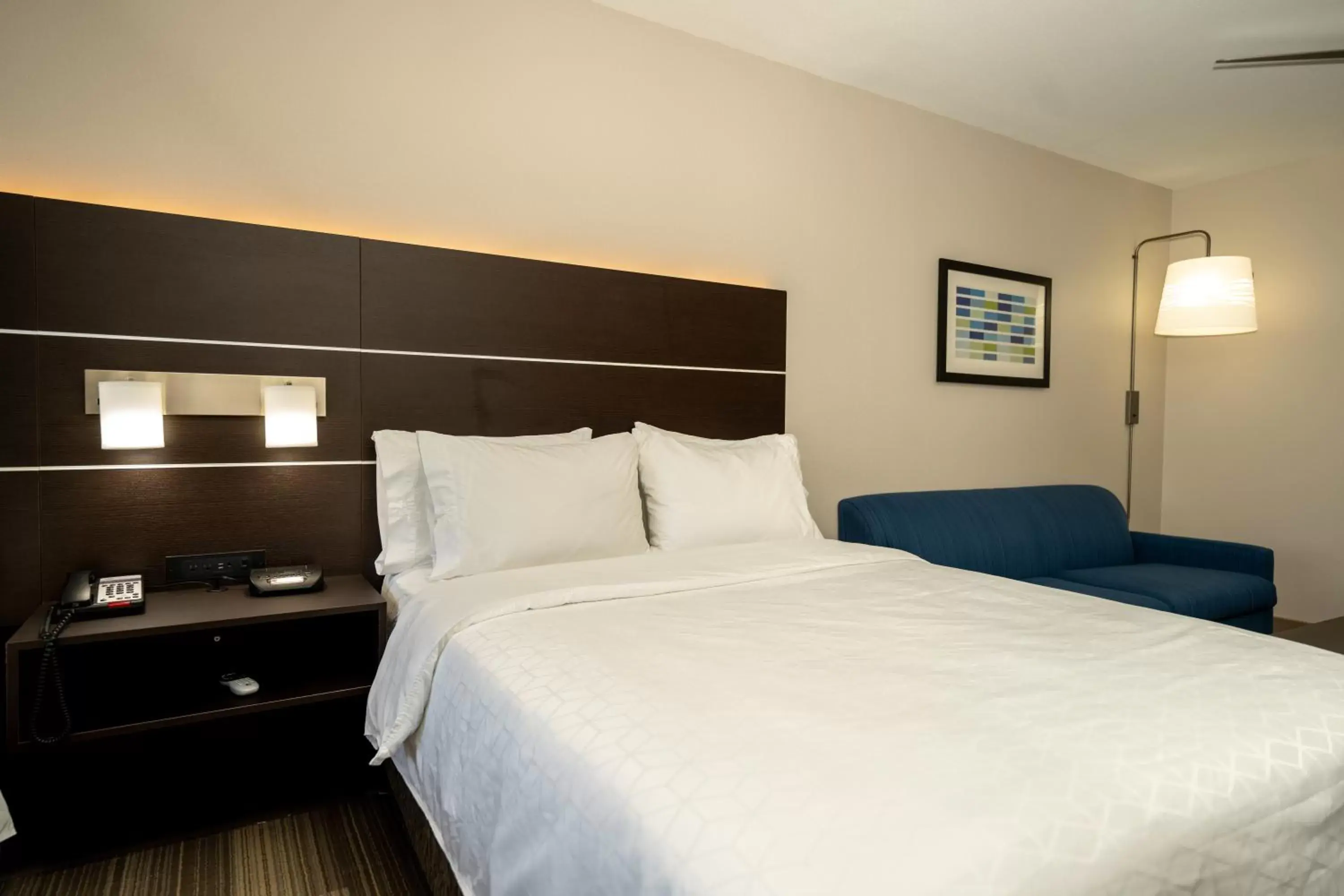Bed in Holiday Inn Express & Suites Deer Park, an IHG Hotel