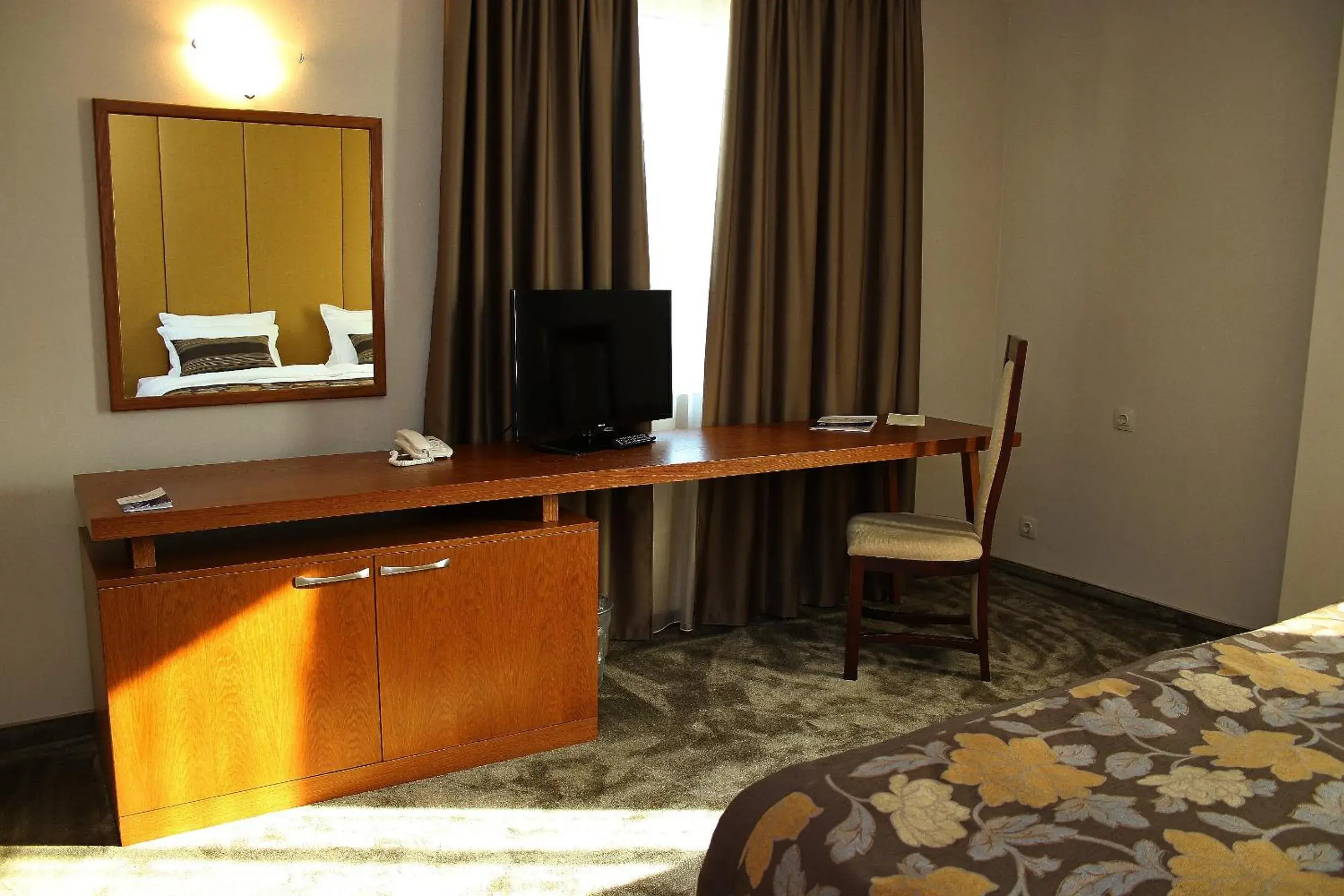 Bedroom, TV/Entertainment Center in Hotel Golden Tulip Varna