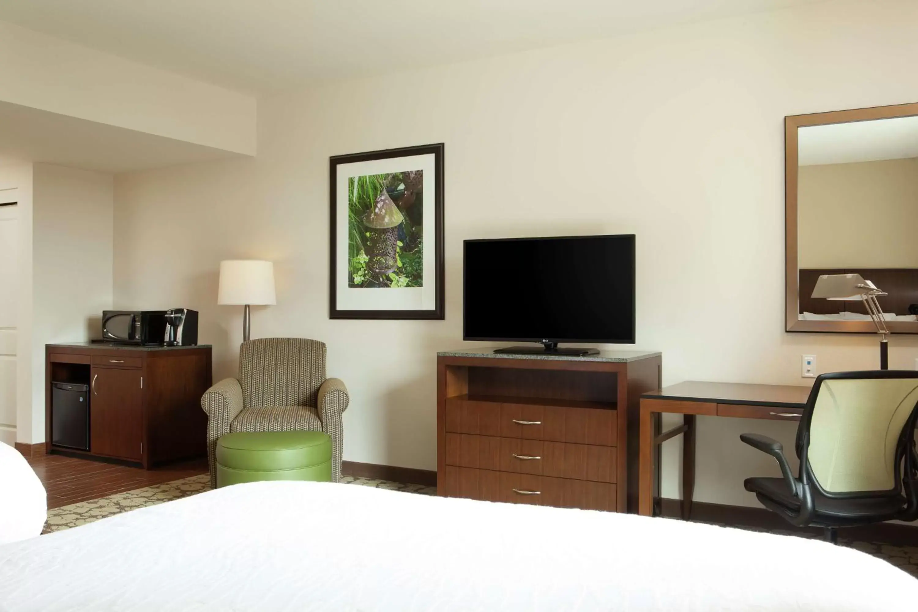 Bedroom, TV/Entertainment Center in Hilton Garden Inn Bettendorf/ Quad Cities