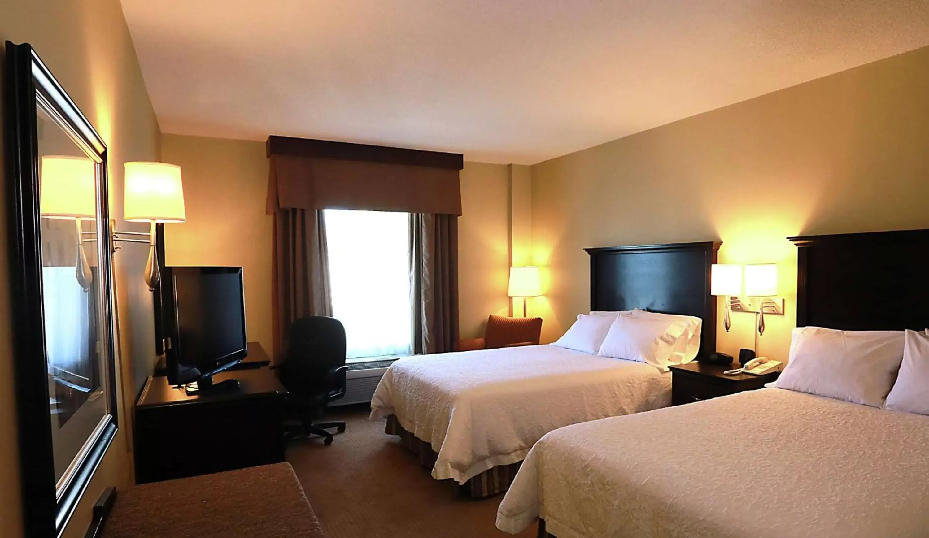 Bedroom, Bed in Hampton Inn & Suites Laval