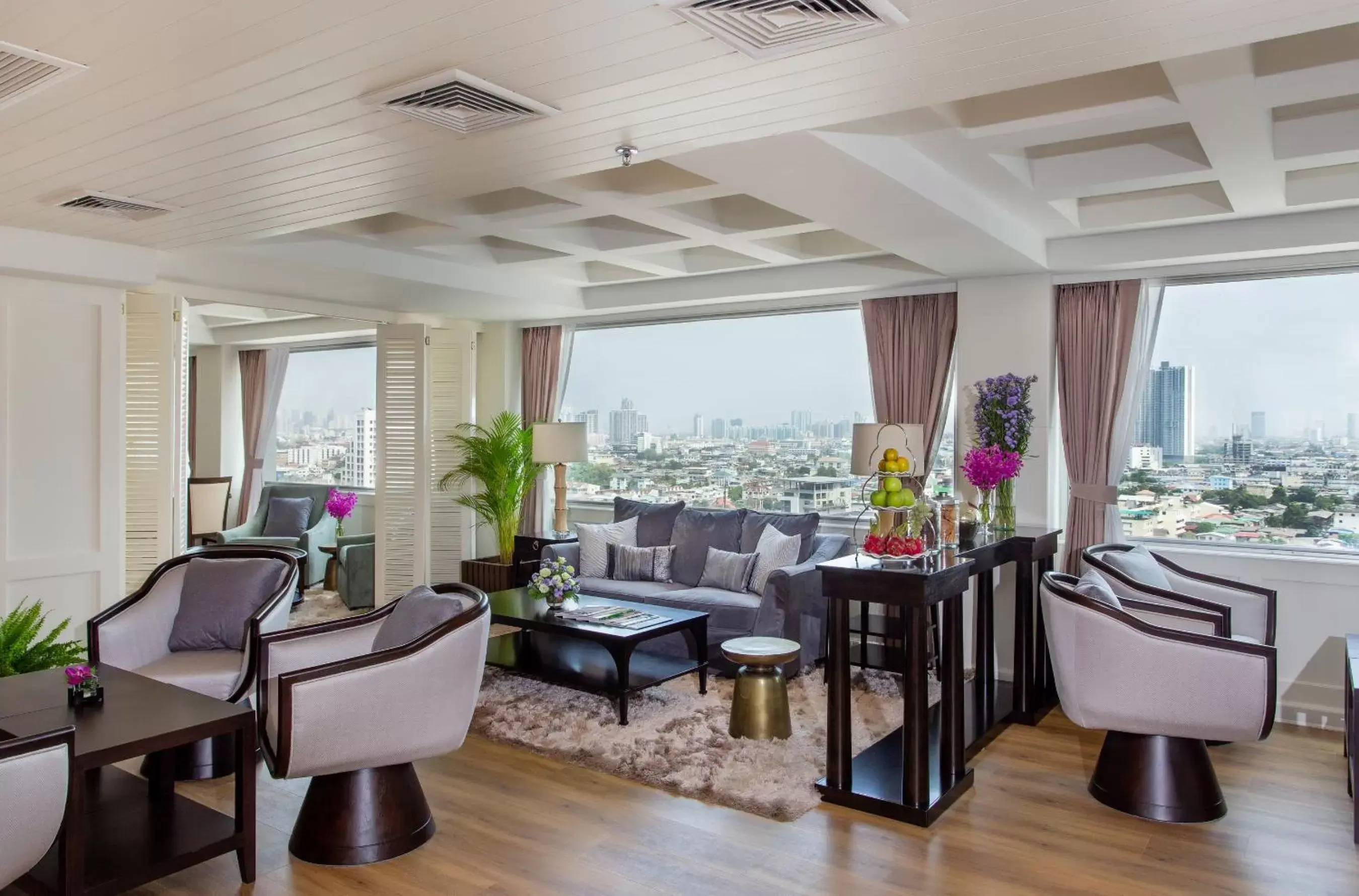 Lounge or bar in Ramada Plaza by Wyndham Bangkok Menam Riverside