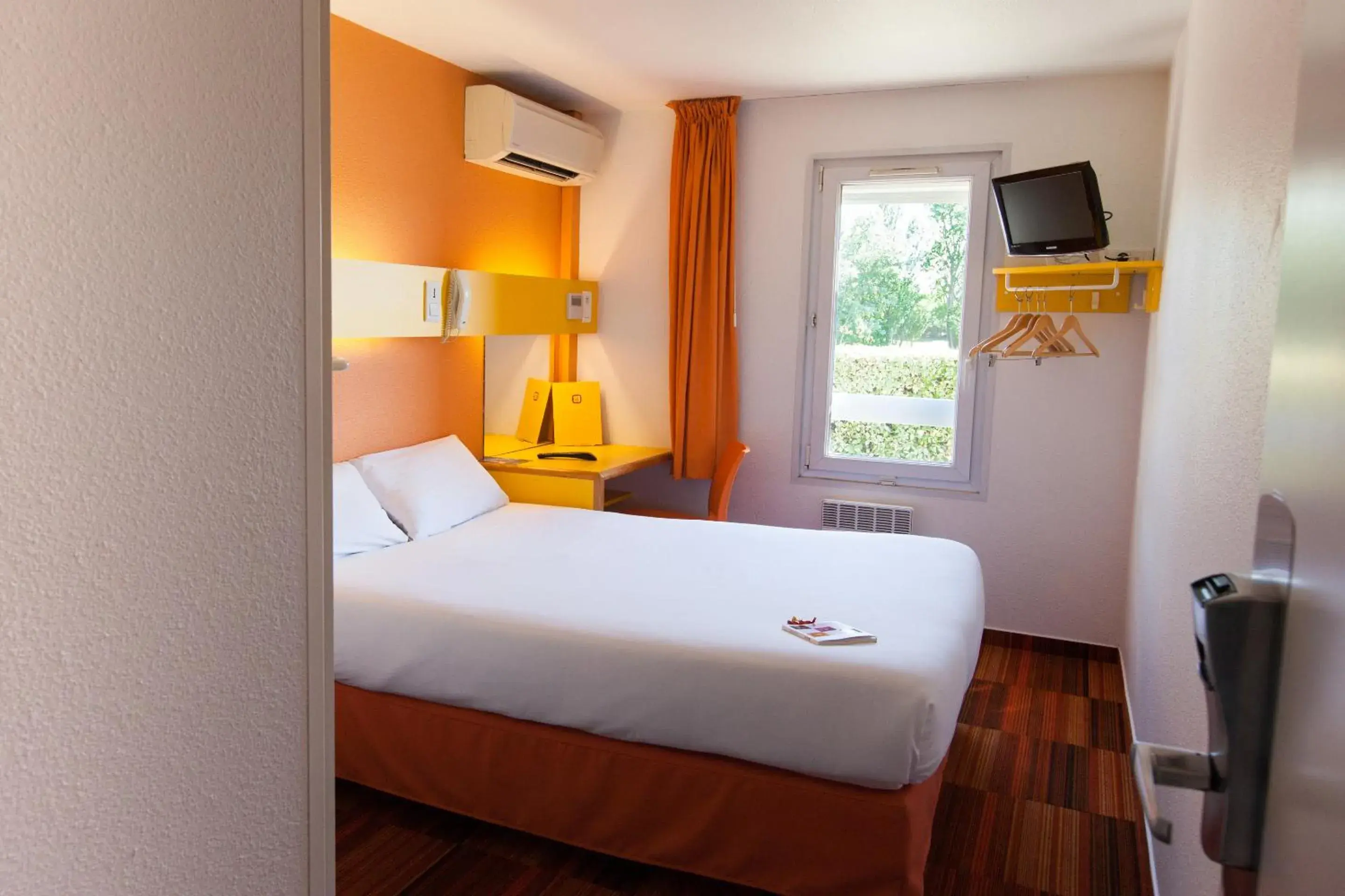 Bedroom, Bed in HOTEL LE BORDEAUX LAC Originals Access - Ex P'tit Dej Hotel