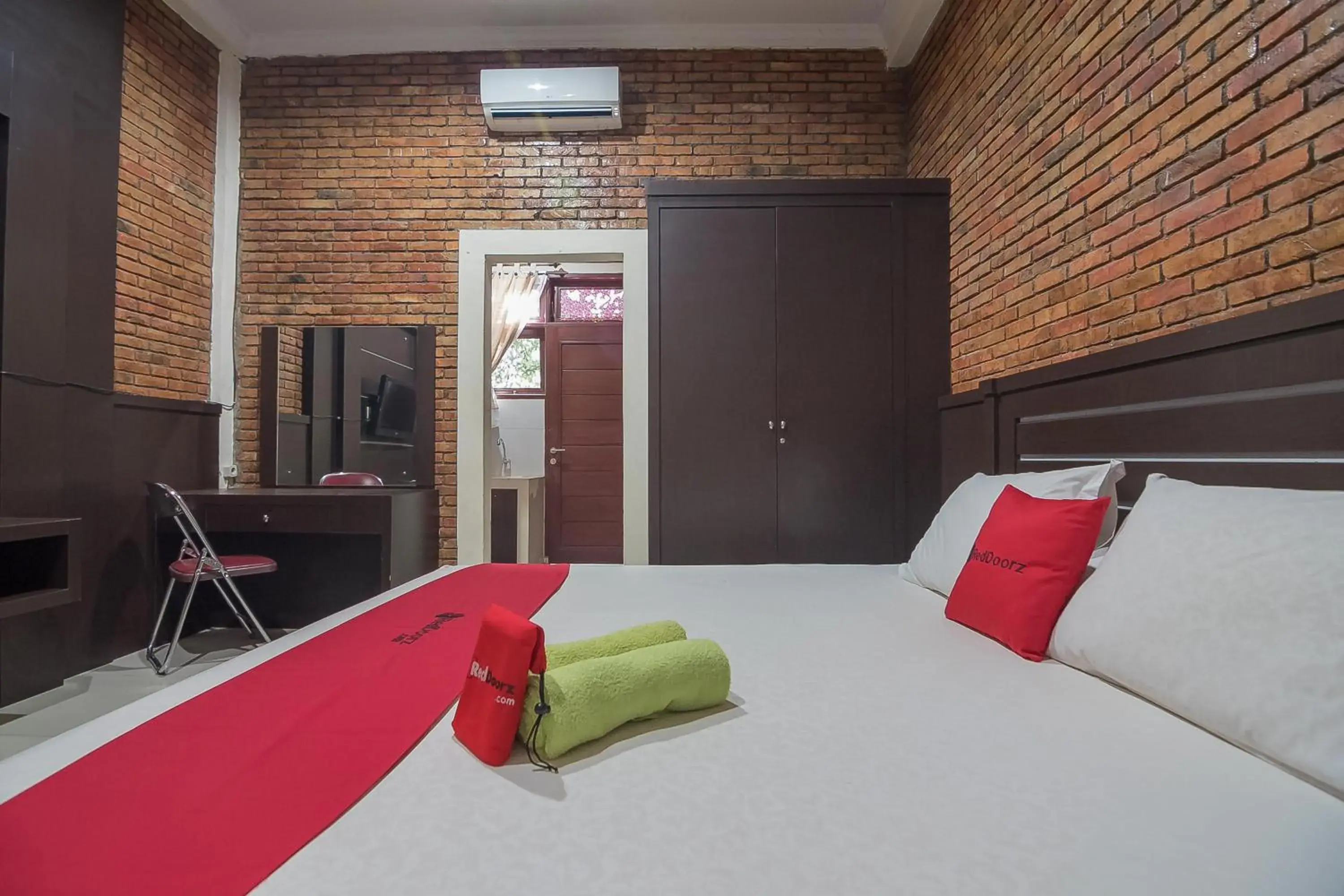 Bedroom, Bed in RedDoorz Plus near Cambridge City Square 2