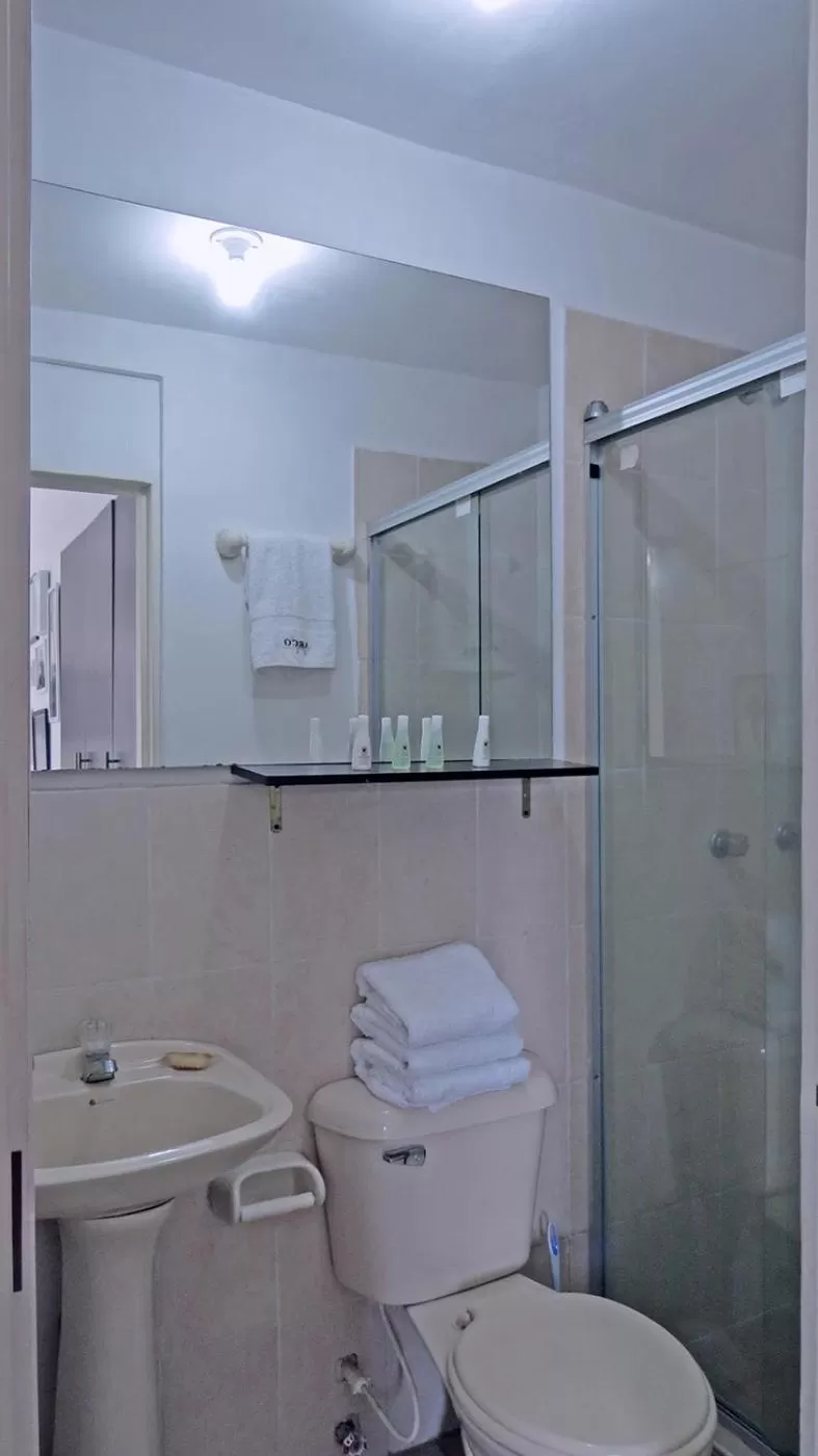 Shower in Arco Apartasuites