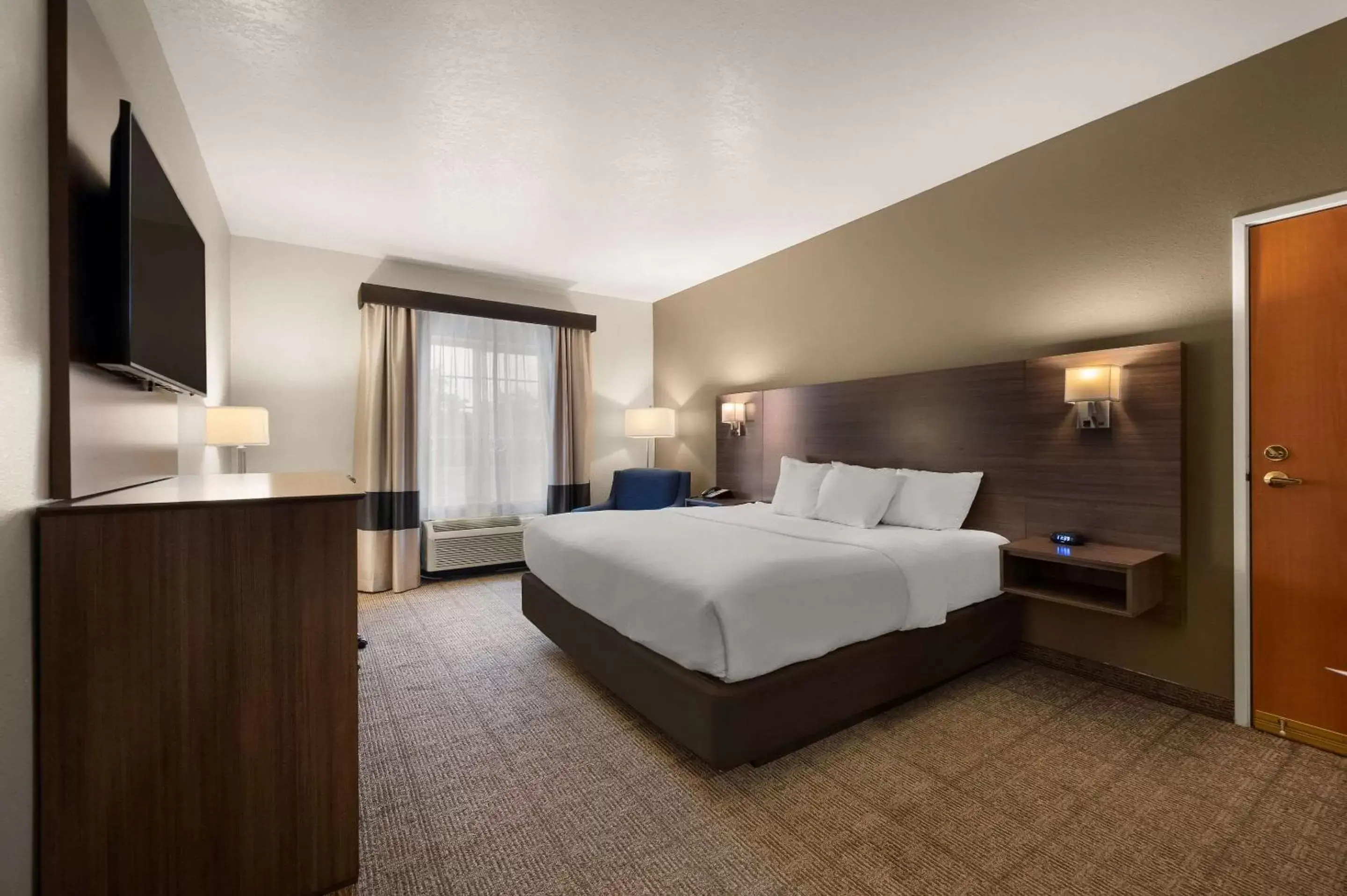 Bedroom, Bed in Comfort Inn & Suites Fenton