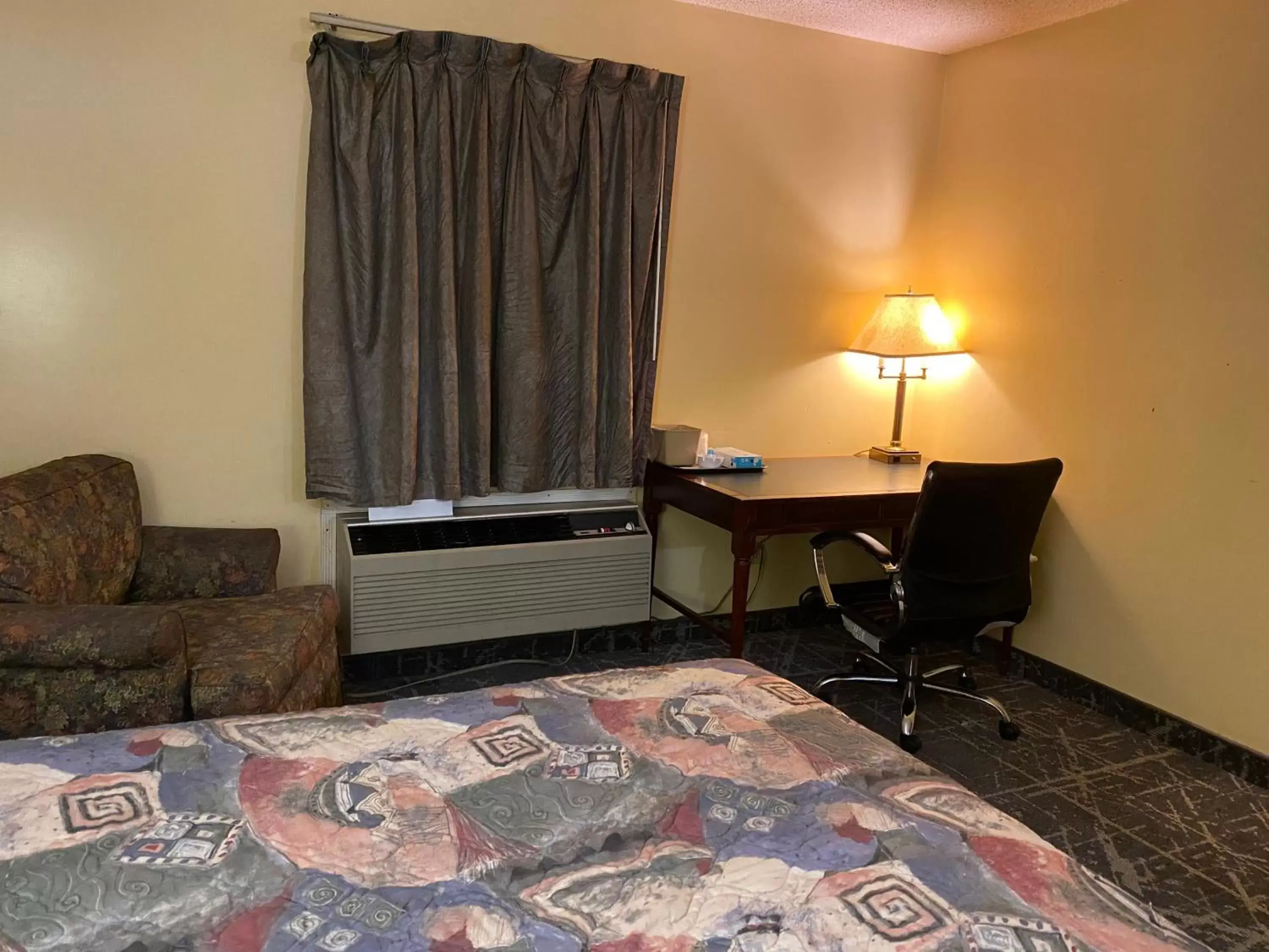 View (from property/room), Bed in Knights Inn & Suites Dublin View (from property/room), Bed in Knights Inn & Suites Dublin