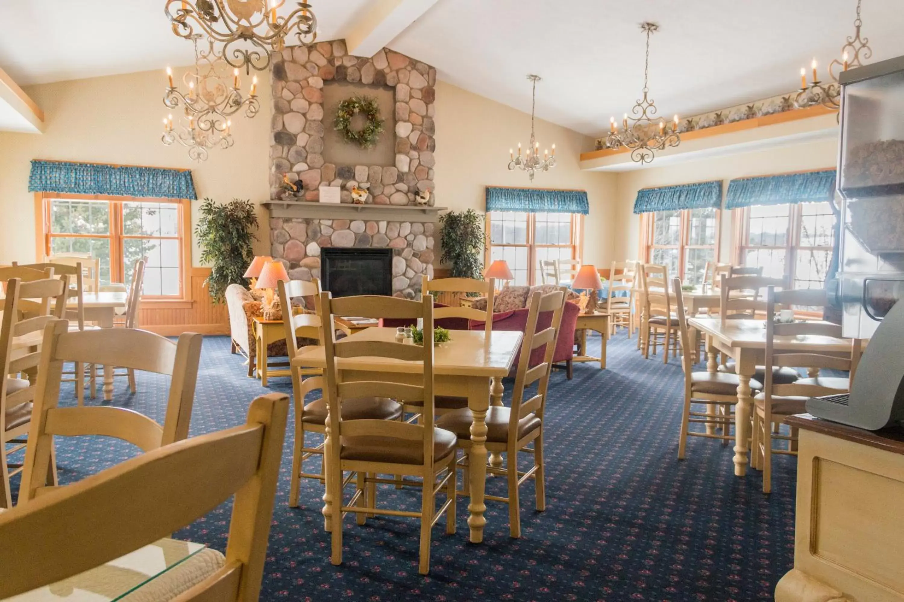 Continental breakfast, Restaurant/Places to Eat in Essenhaus Inn & Conf. Center