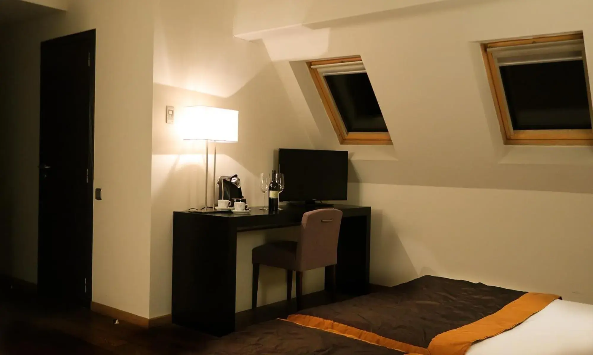 Bedroom, TV/Entertainment Center in Hotel Van Eyck