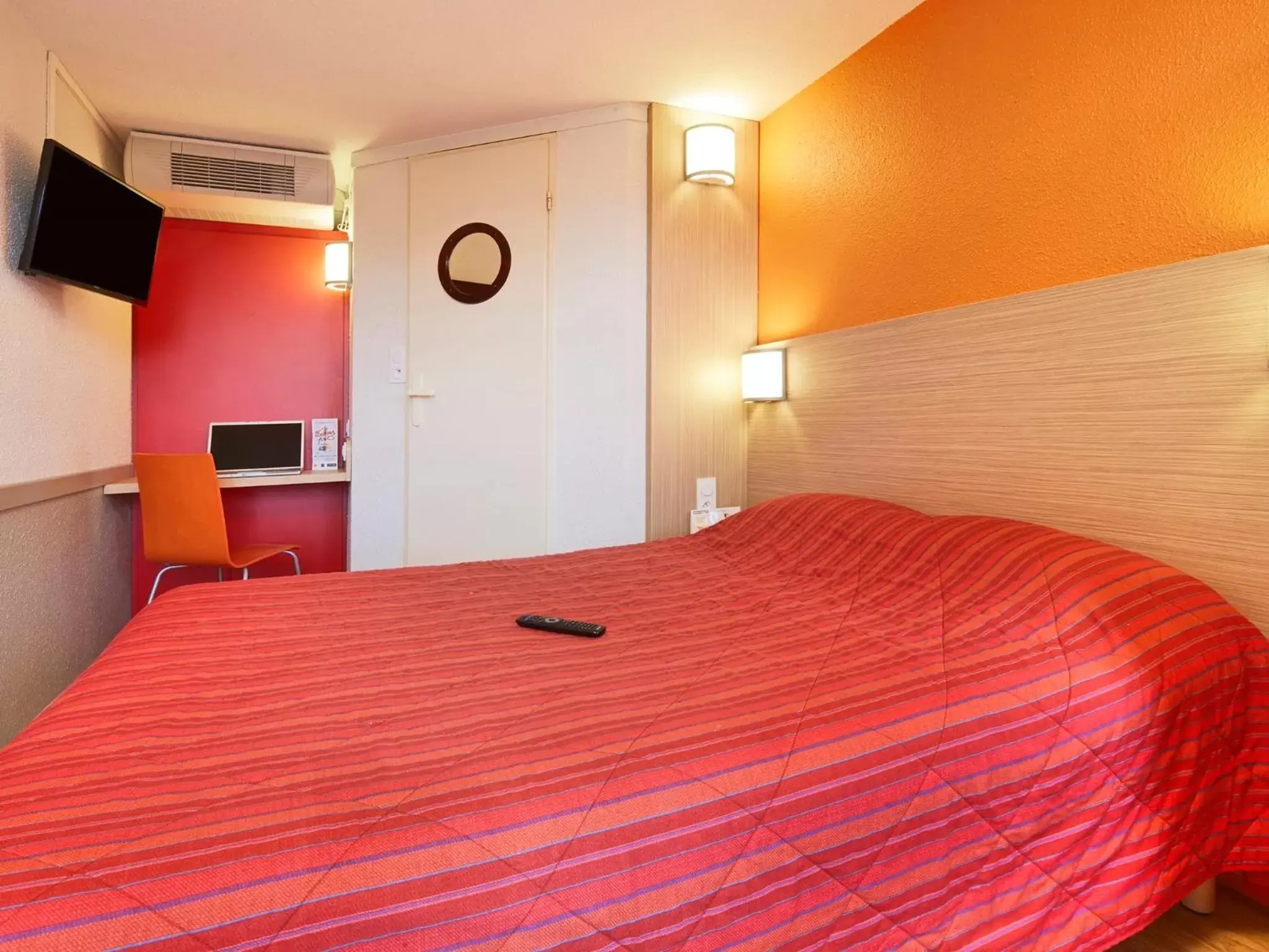 Photo of the whole room, Bed in Premiere Classe Blois Nord