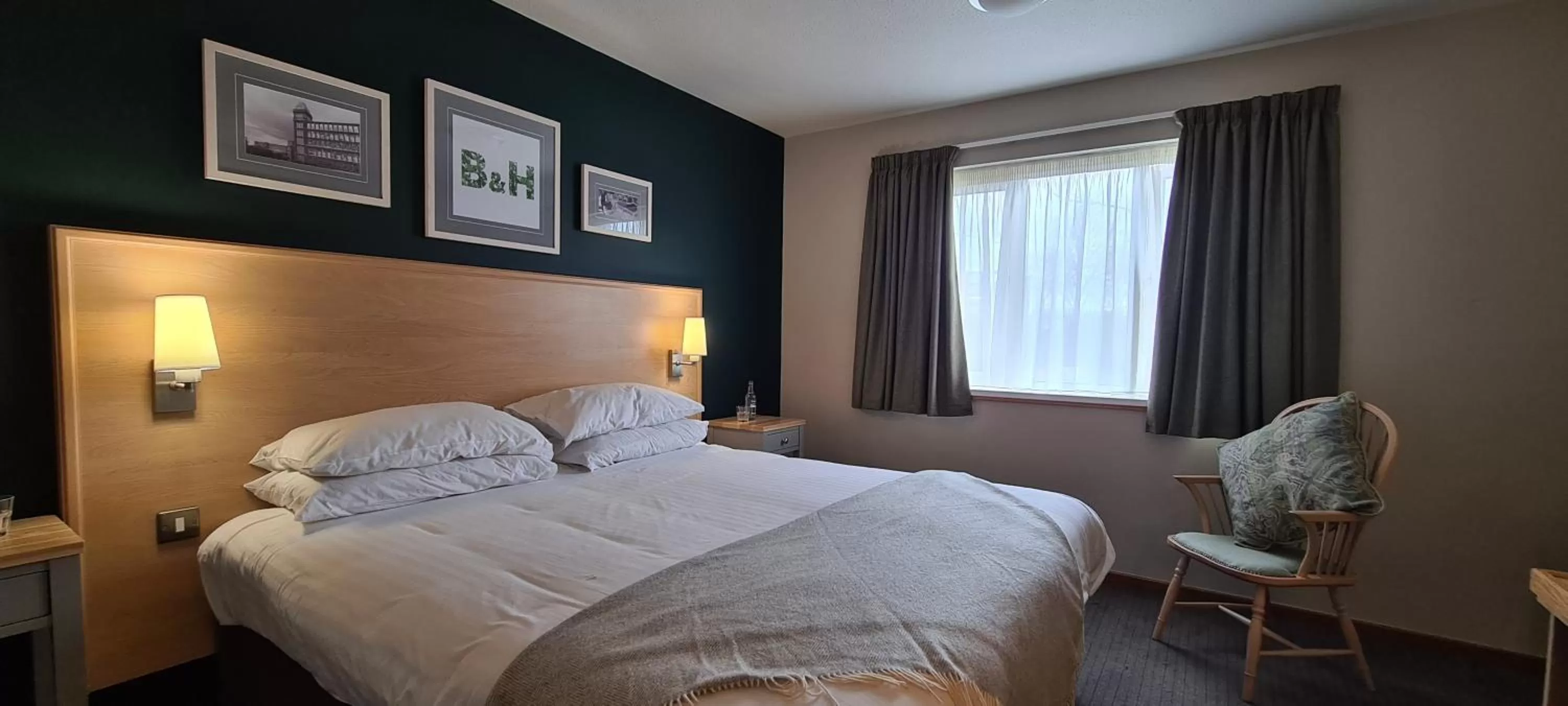 Bedroom, Bed in Boat & Horses Inn