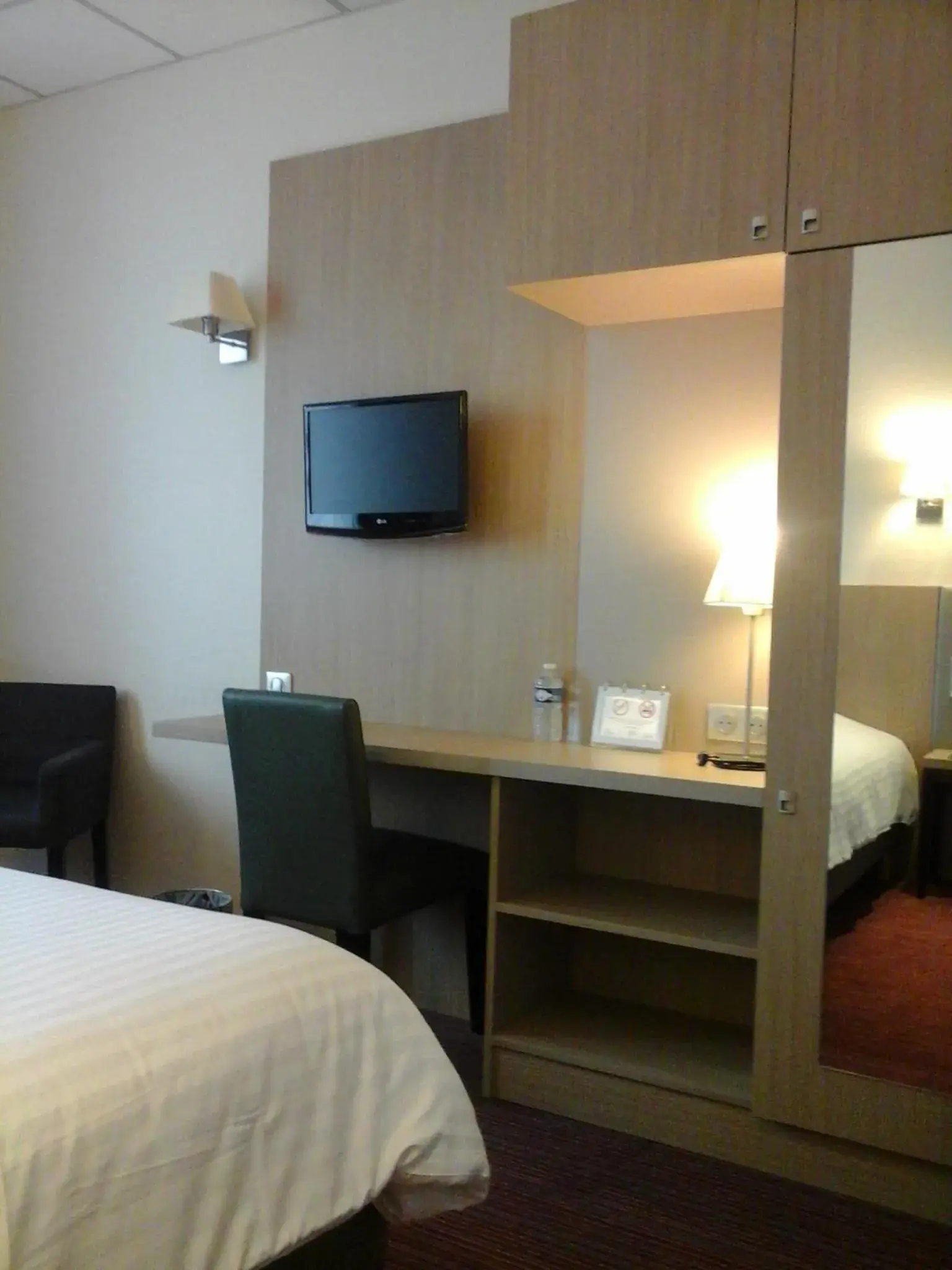 Seating area, Bed in Hôtel Carmin Seating area, Bed in Hôtel Carmin