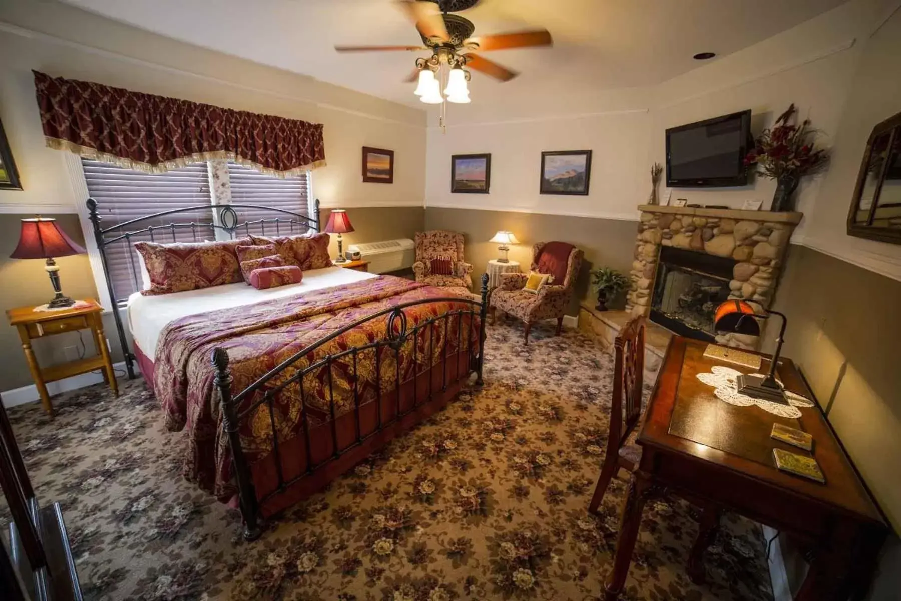 Imagine - King Suite with Balcony in ForFriends Inn Wine Country Bed and Breakfast Imagine - King Suite with Balcony in ForFriends Inn Wine Country Bed and Breakfast