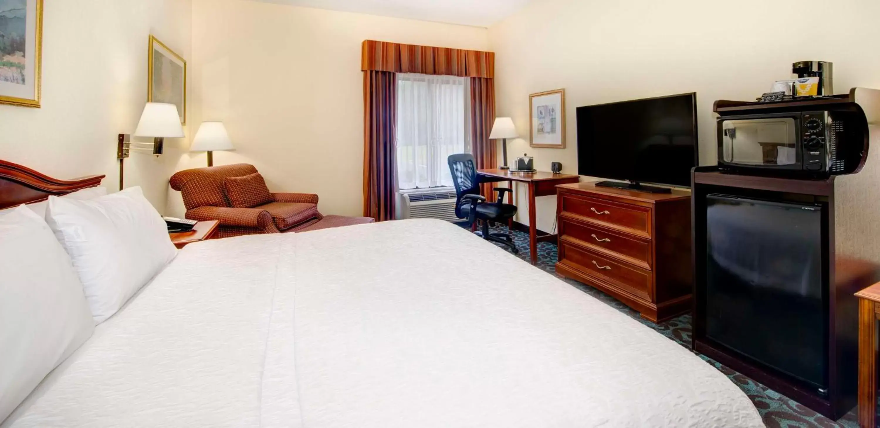 Bedroom, TV/Entertainment Center in Hampton Inn Spartanburg Hotel