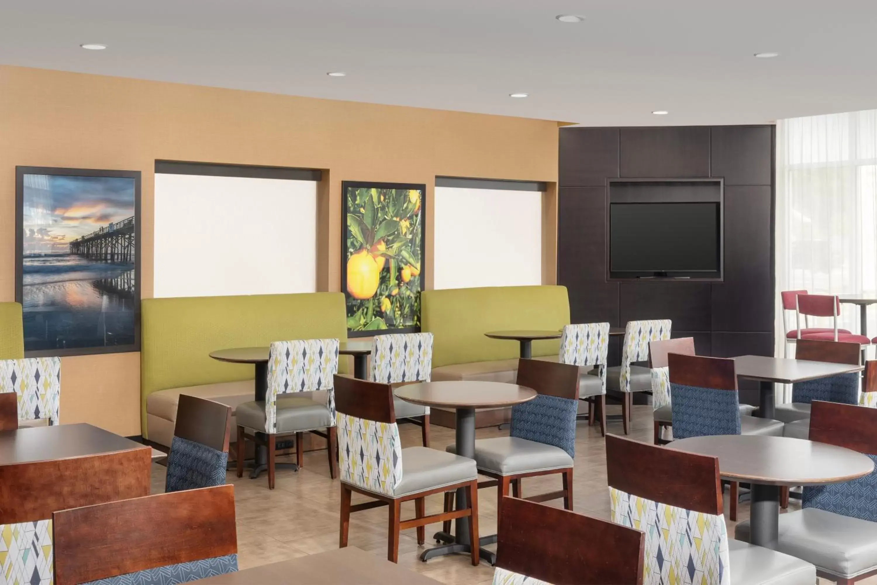 Seating area, Restaurant/Places to Eat in Comfort Suites Lake City