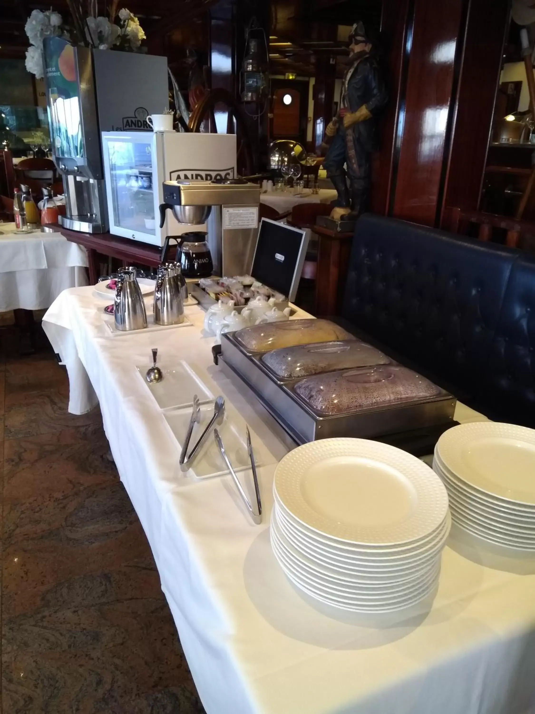 Buffet breakfast, Restaurant/Places to Eat in Le Querrien
