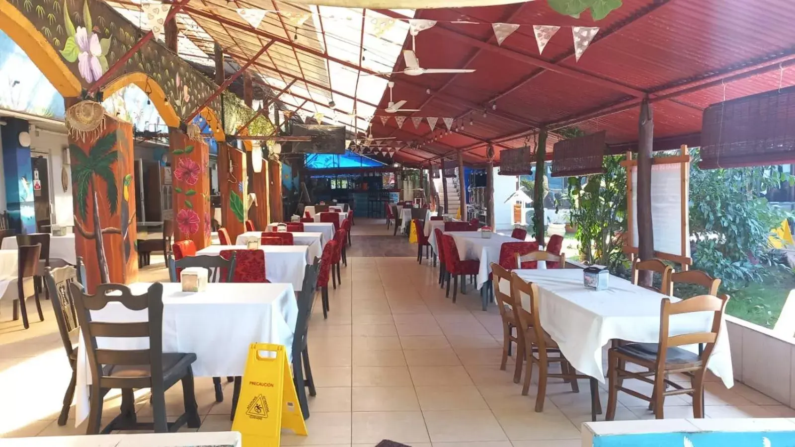 Restaurant/Places to Eat in Hotel la Cueva Limon