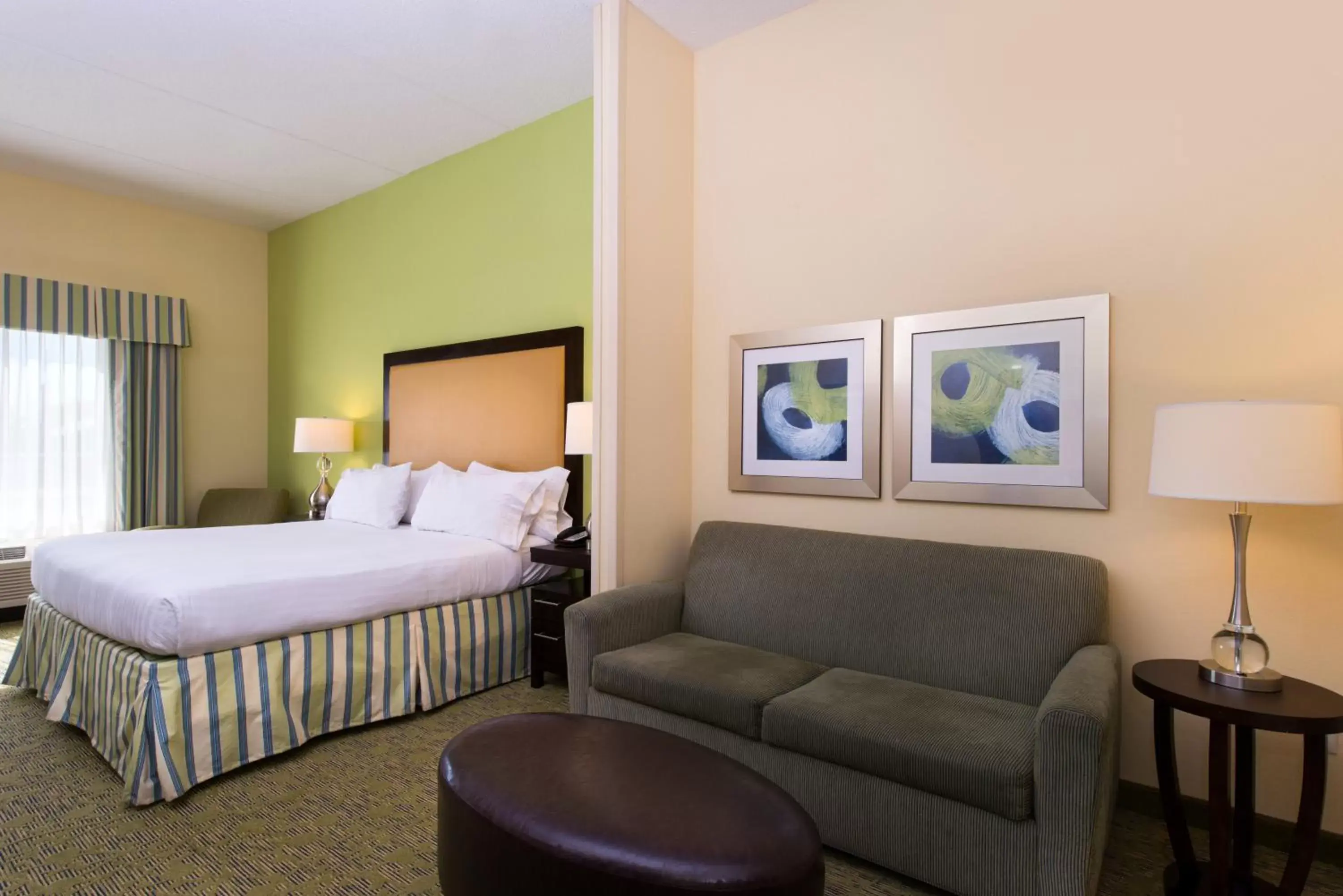 Photo of the whole room in Holiday Inn Express and Suites Dickson City, an IHG Hotel