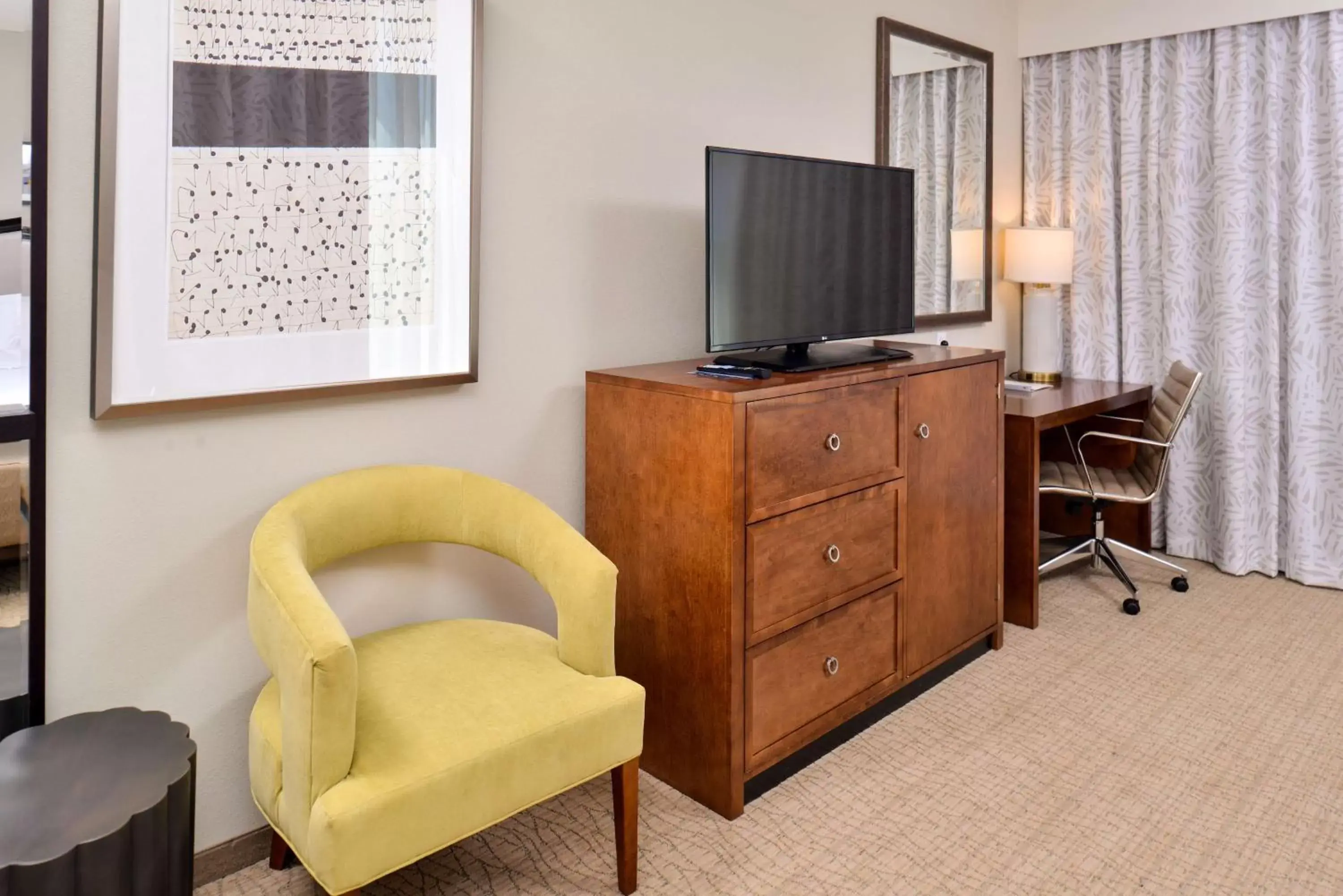 Living room, TV/Entertainment Center in Hampton Inn & Suites Orlando/Downtown South - Medical Center