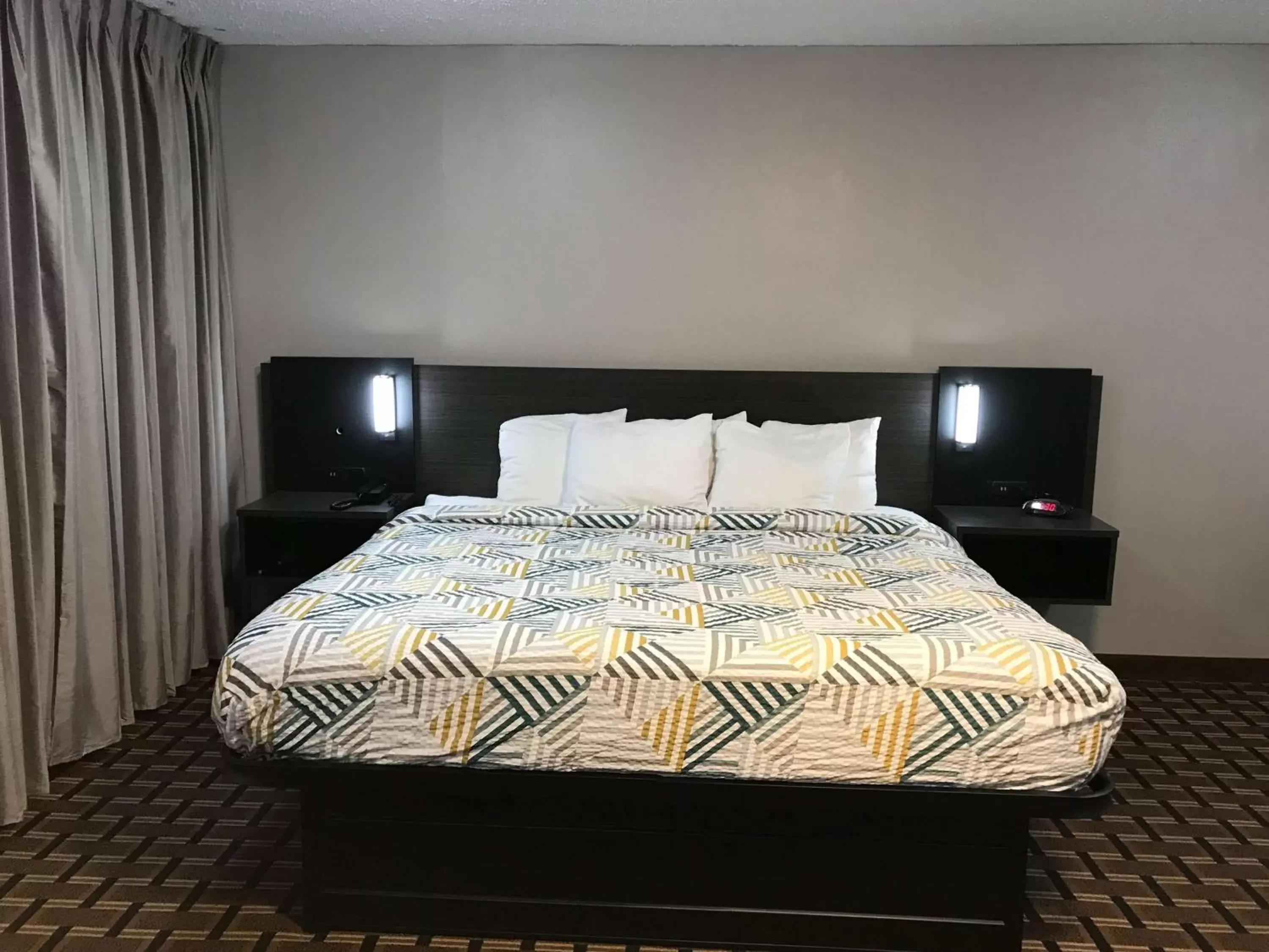 Photo of the whole room, Bed in Studio 6 Suites Tupelo, MS Photo of the whole room, Bed in Studio 6 Suites Tupelo, MS