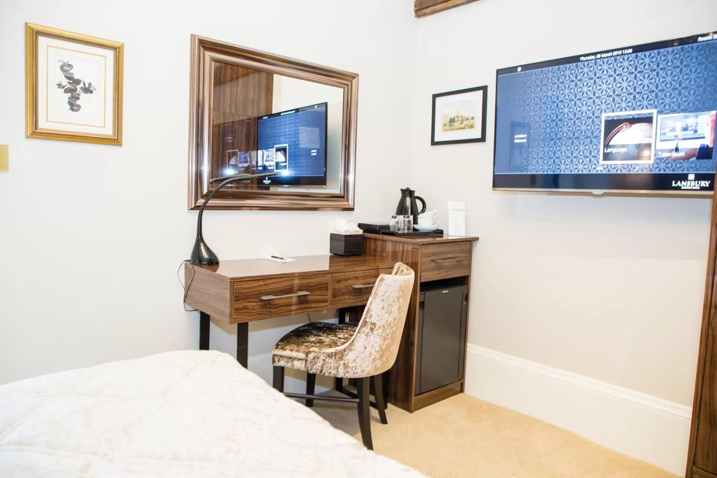 Bedroom, TV/Entertainment Center in Lansbury Heritage Hotel
