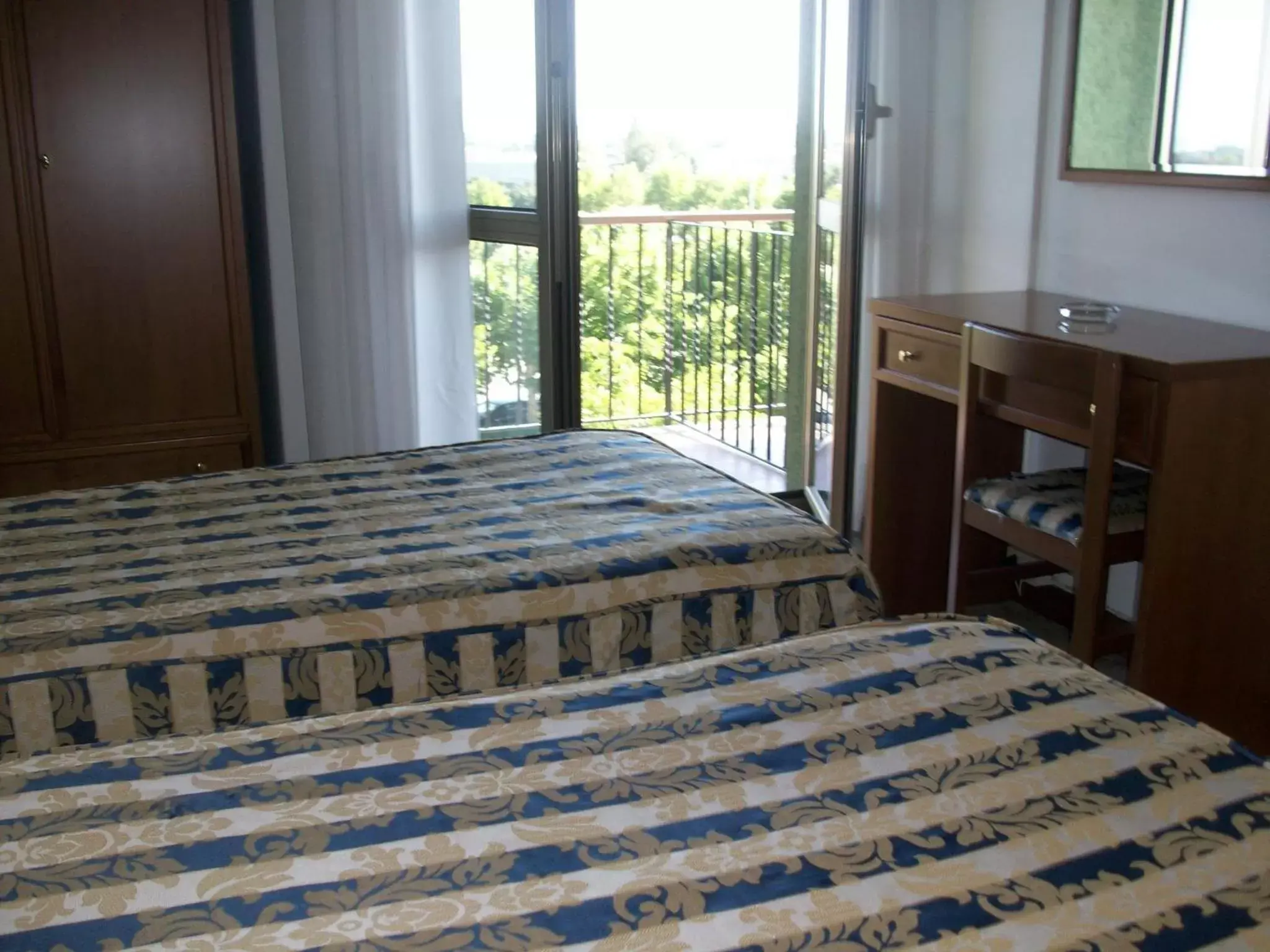 Bed in Hotel Santorotto