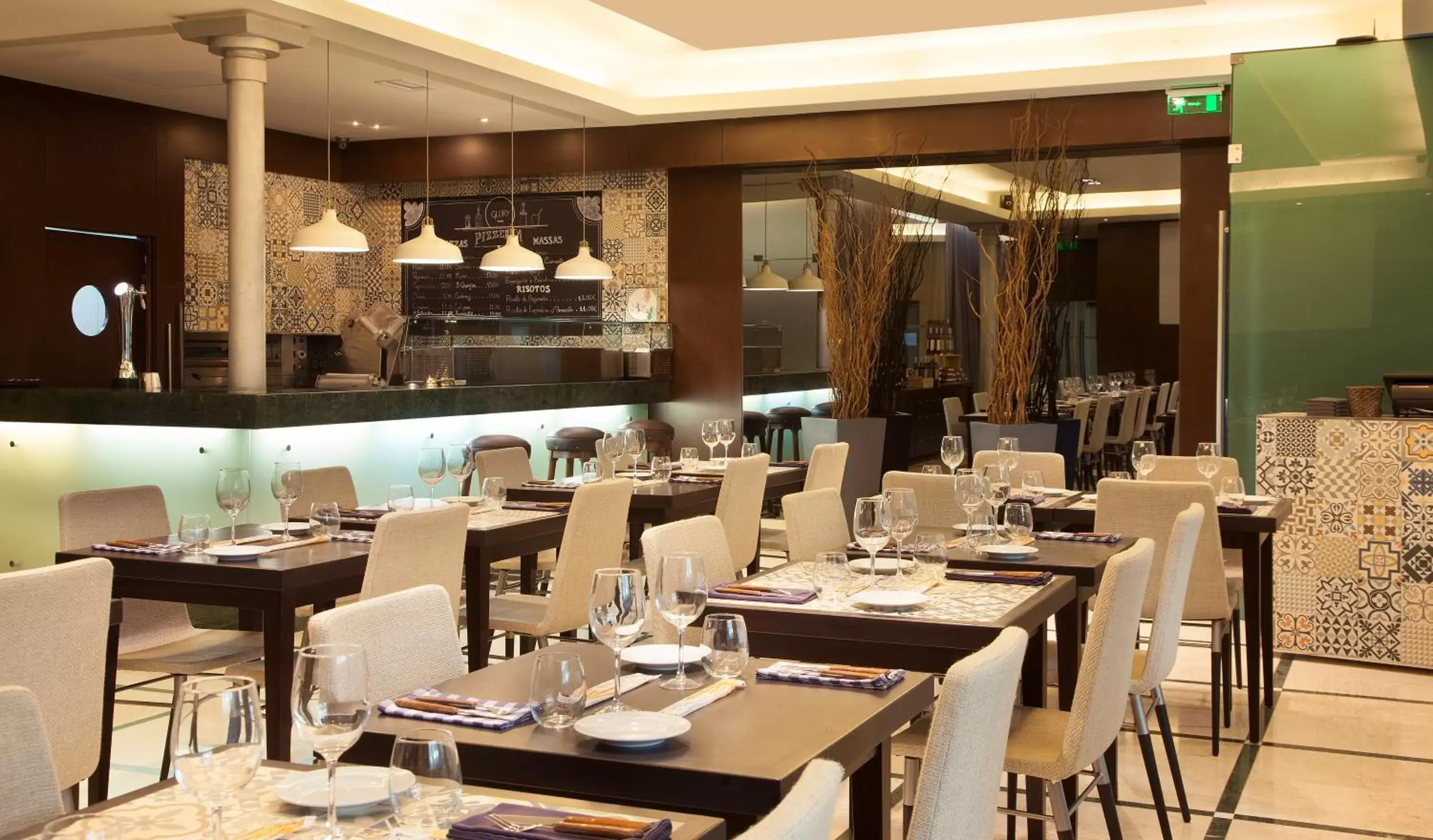Restaurant/Places to Eat in TURIM Restauradores Hotel