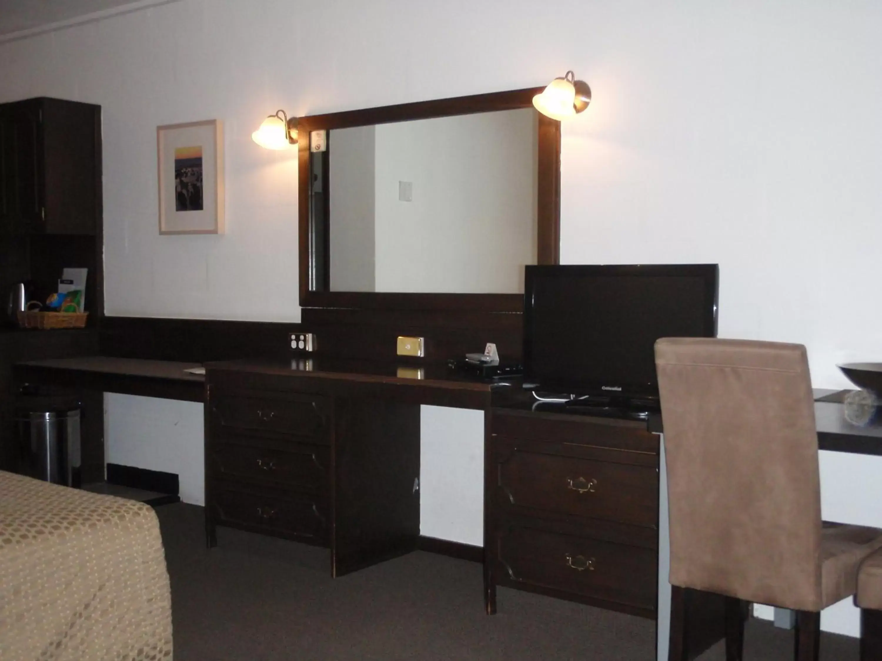 Seating area, TV/Entertainment Center in West Coaster Motel