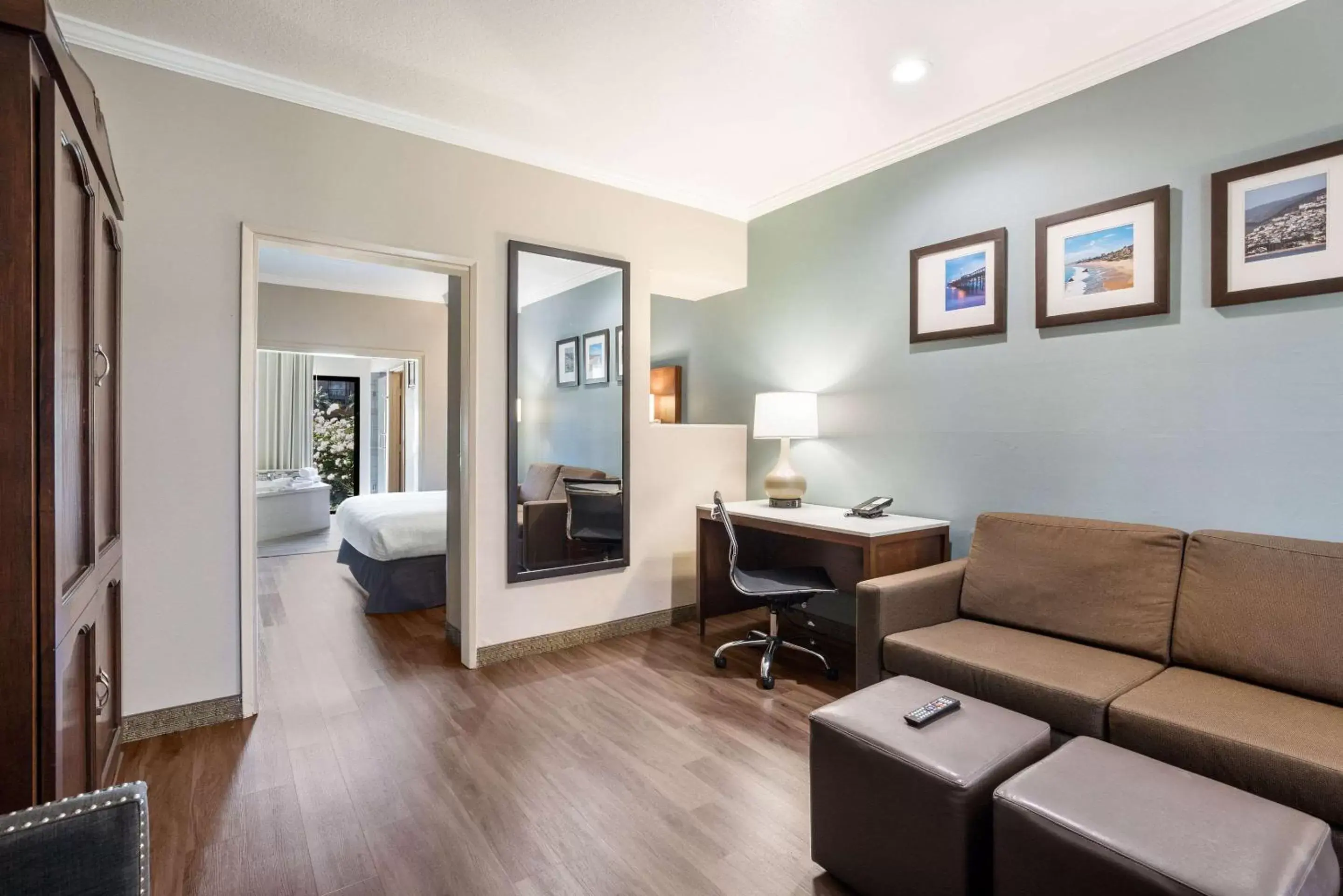 Bedroom, Seating Area in MainStay Suites John Wayne Airport, a Choice Hotel