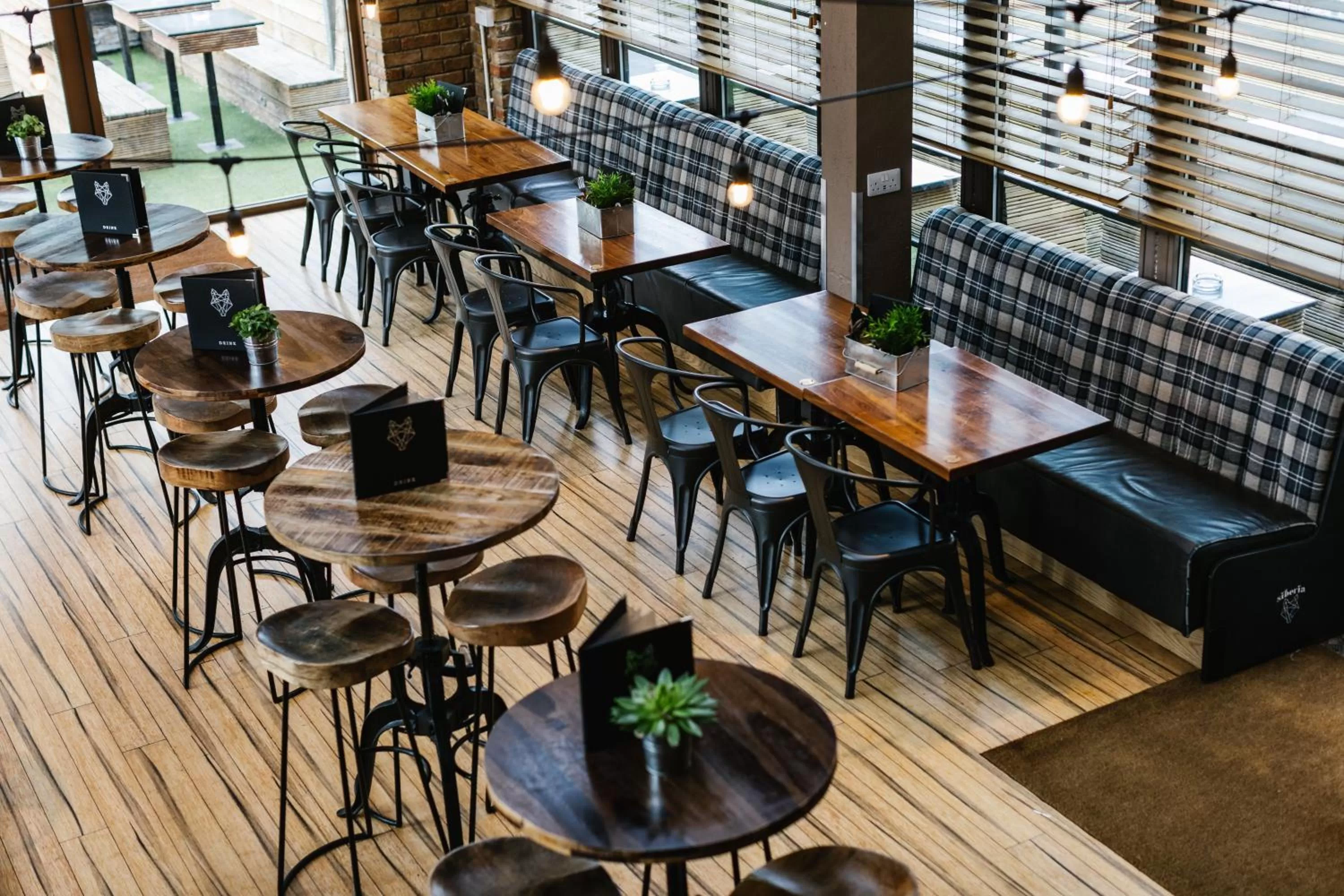 Restaurant/places to eat in Siberia Bar & Hotel