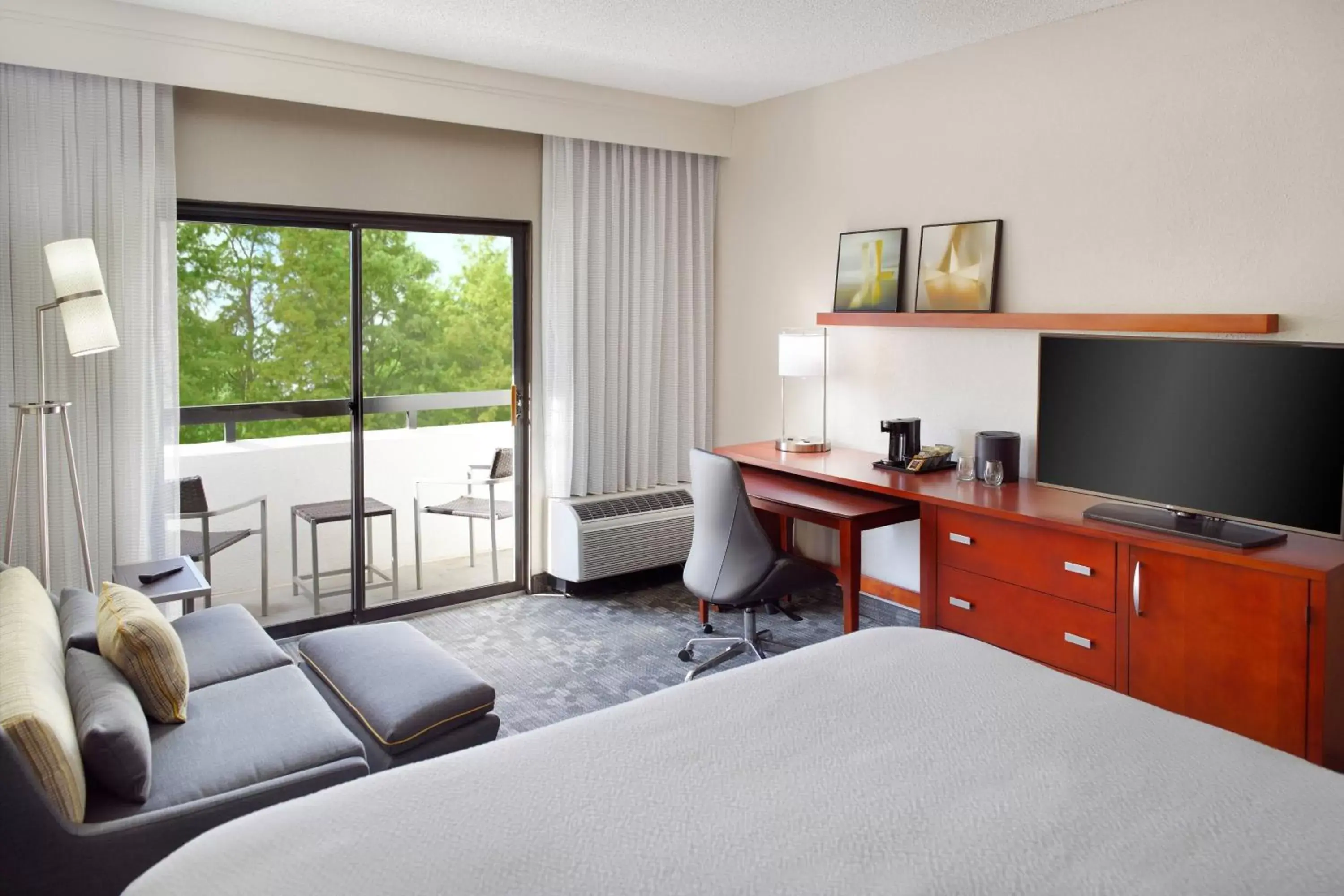 Photo of the whole room, Bed in Courtyard by Marriott Perimeter Center