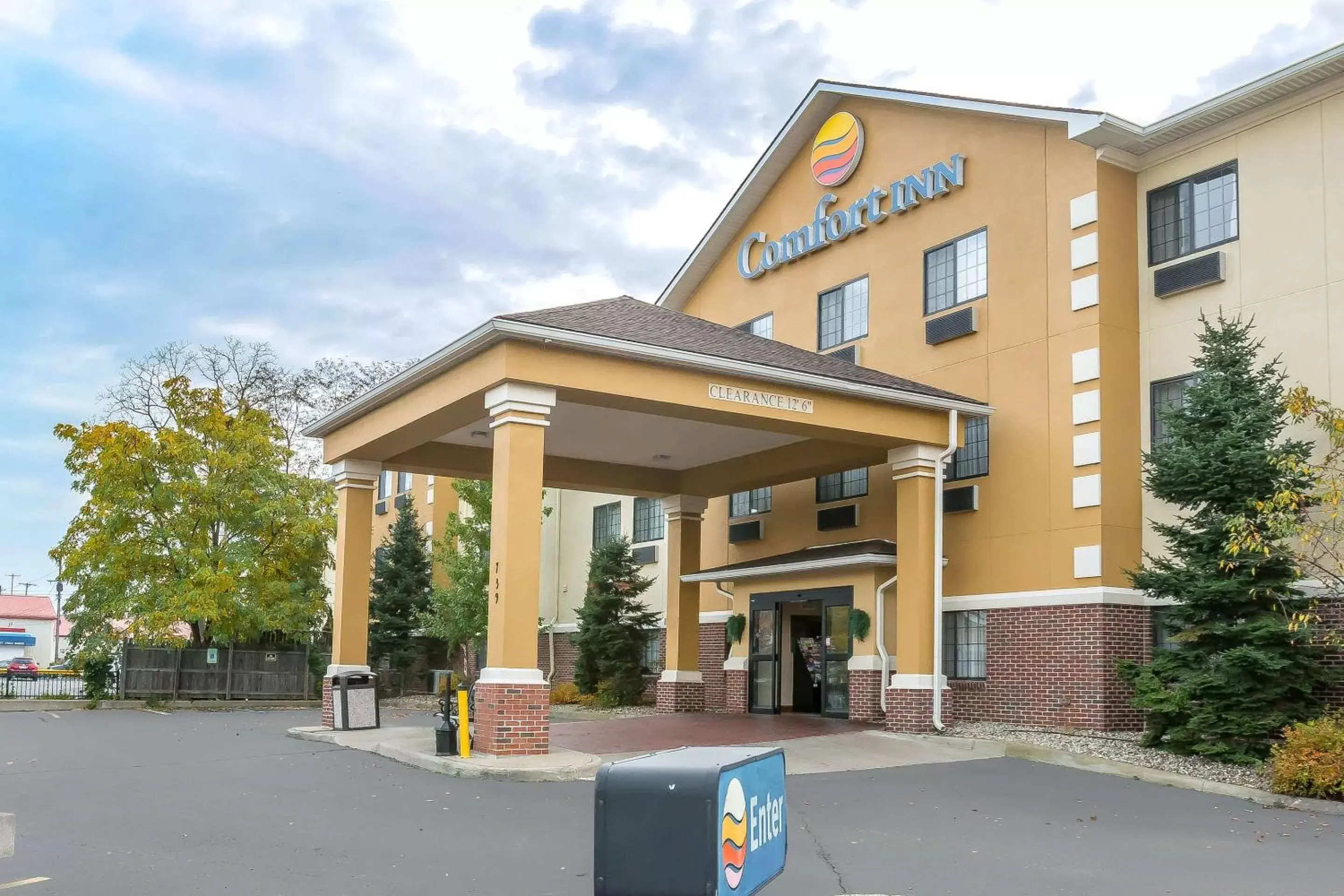 Property building in Comfort Inn Downtown - University Area