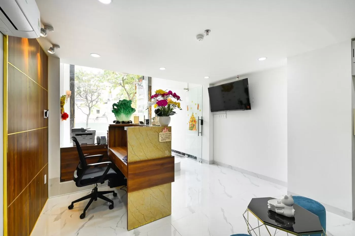 Communal lounge/ TV room in Lotus Airport Hotel Saigon