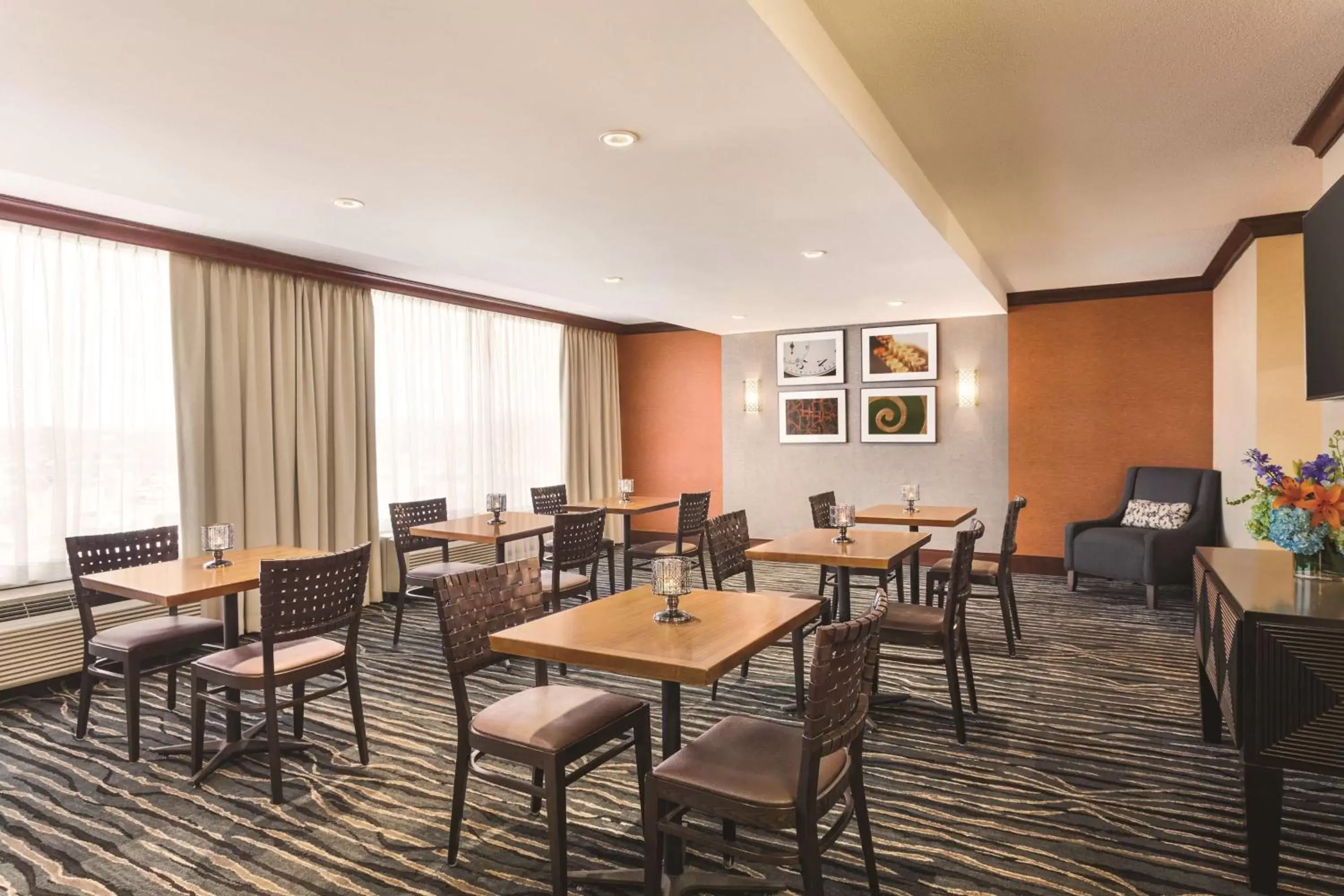 Meeting/conference room, Restaurant/Places to Eat in Hilton Knoxville Airport