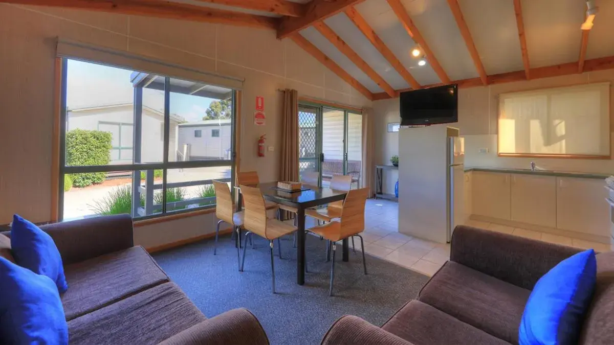 Kitchen or kitchenette, Seating Area in Airport Tourist Village Melbourne