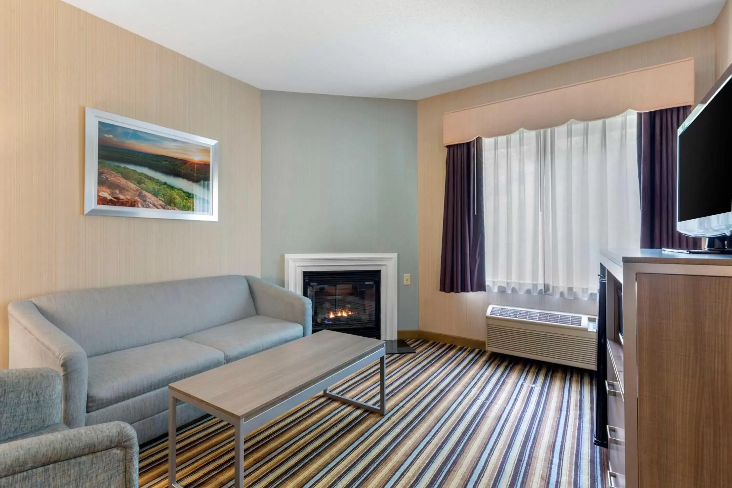 Bedroom, Seating Area in Best Western Plus New England Inn & Suites