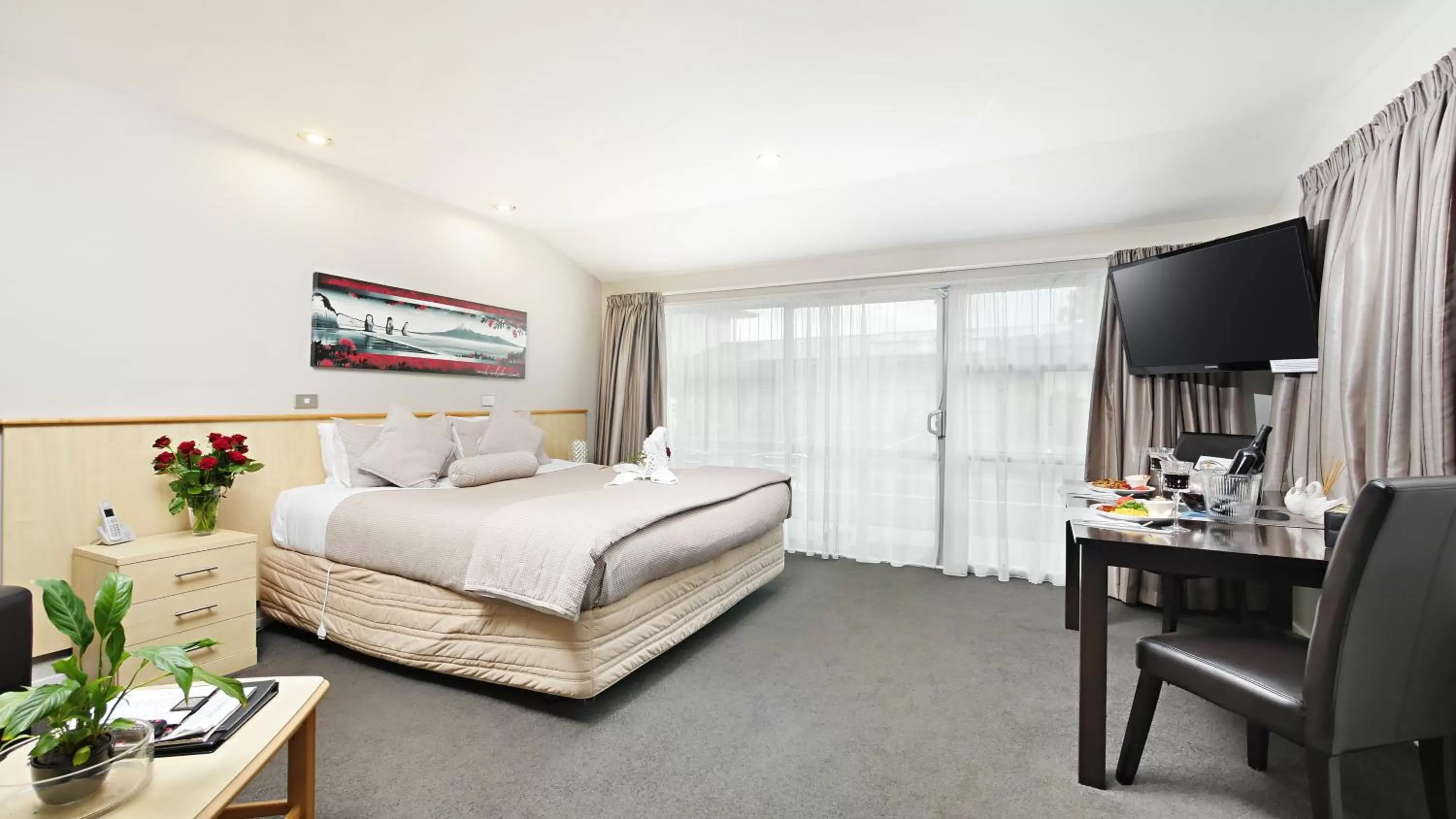 Photo of the whole room, Bed in Arthur's Court Motor Lodge