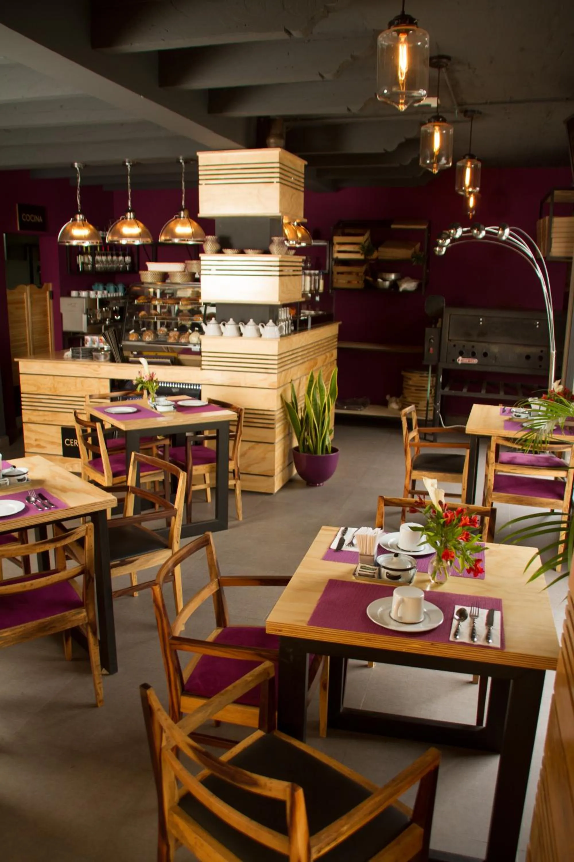 Restaurant/places to eat in Hotel Helverica