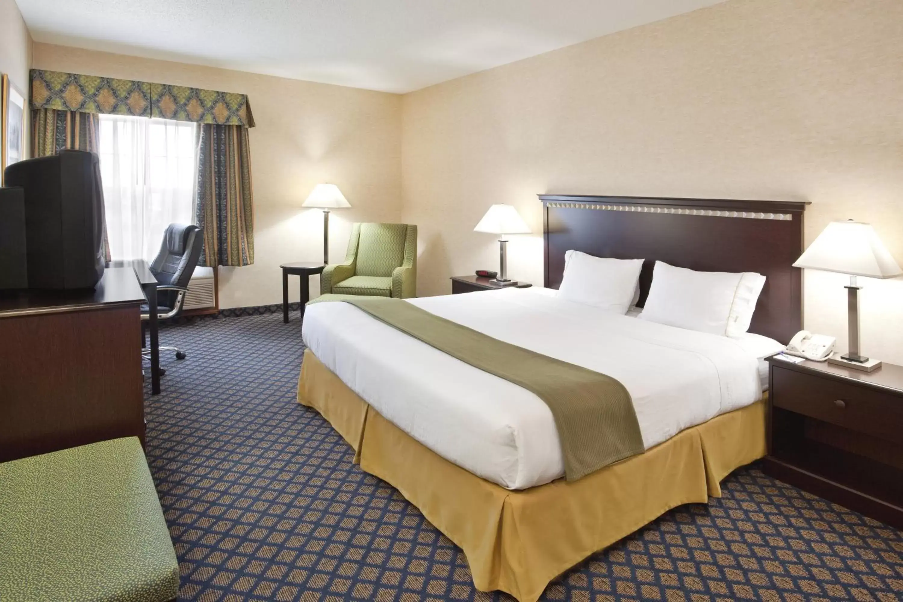 King Room in Holiday Inn Express Hotel & Suites Delaware-Columbus Area, an IHG Hotel King Room in Holiday Inn Express Hotel & Suites Delaware-Columbus Area, an IHG Hotel