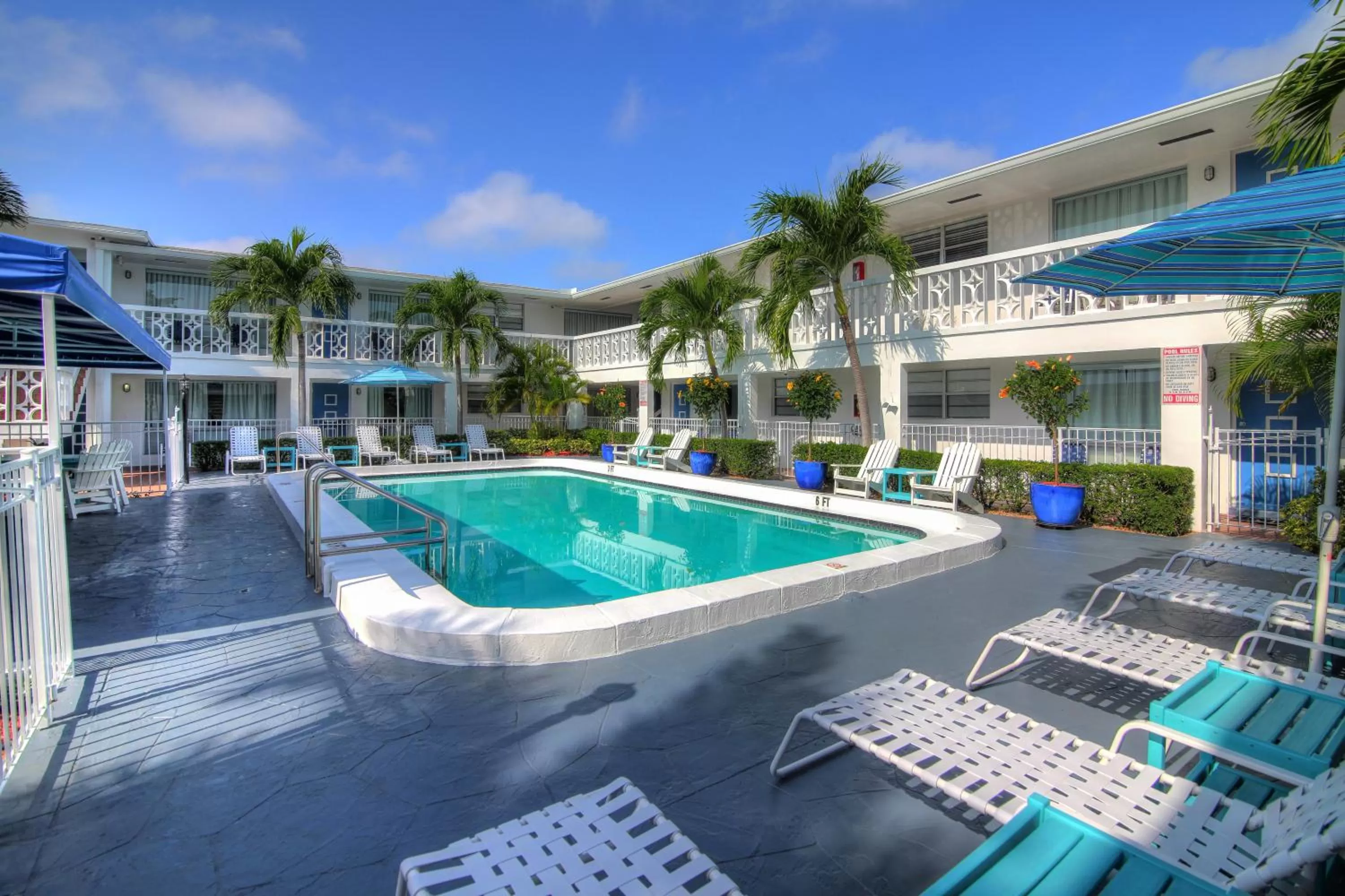 Property building in May-Dee Suites in Florida