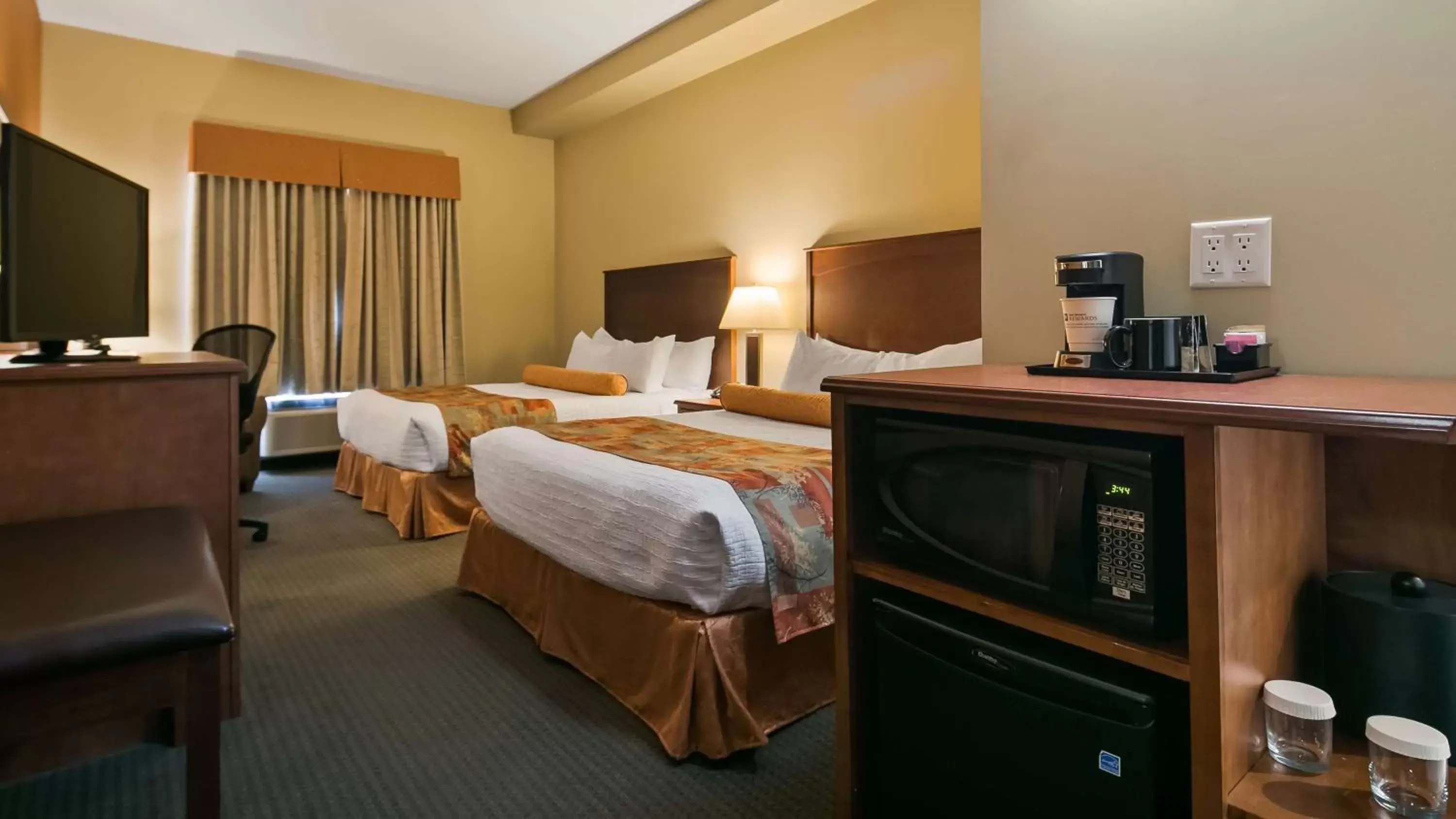 Bedroom, TV/Entertainment Center in Best Western Plus Service Inn & Suites