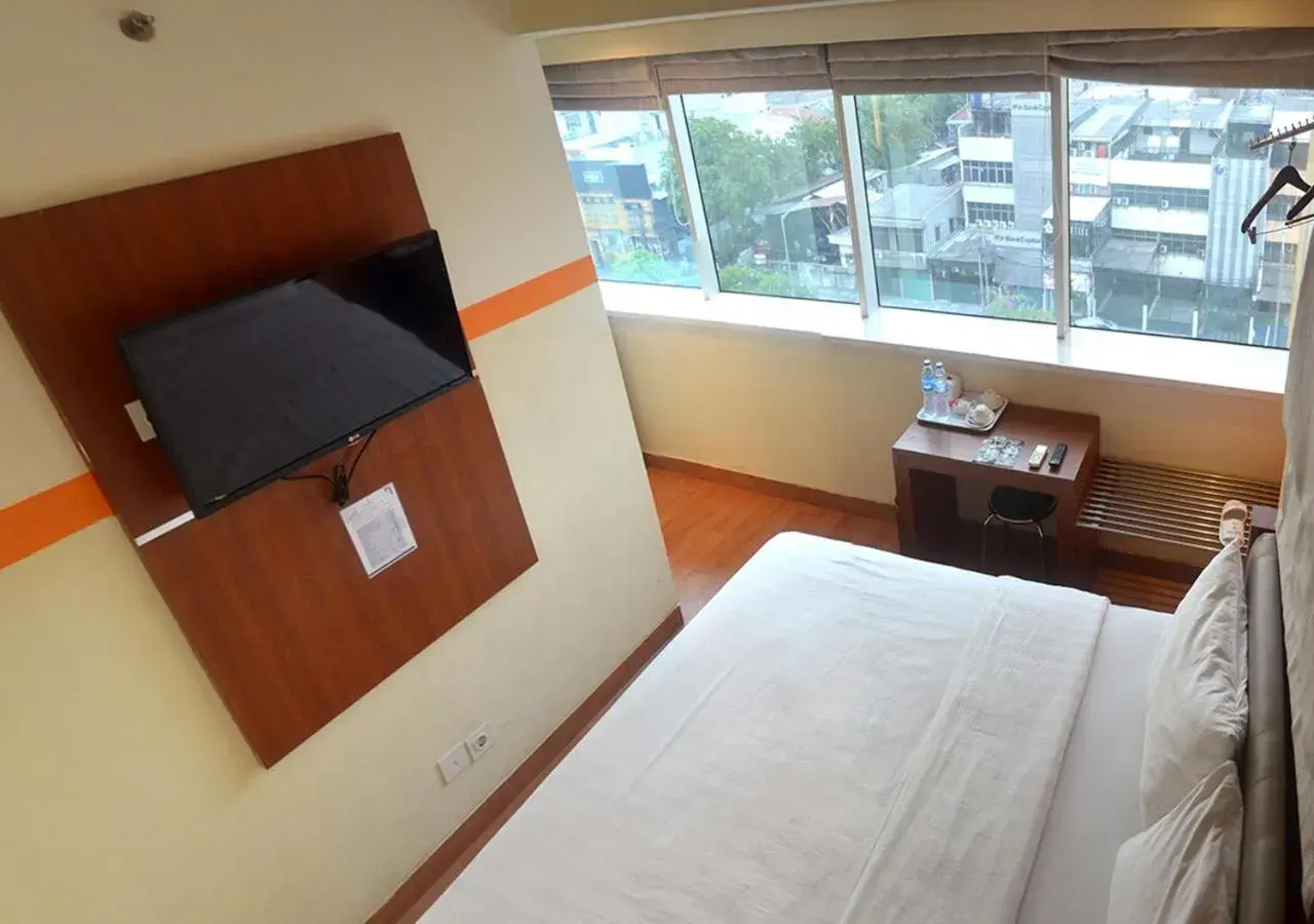 Bed, TV/Entertainment Center in Nite & Day Jakarta - Bandengan