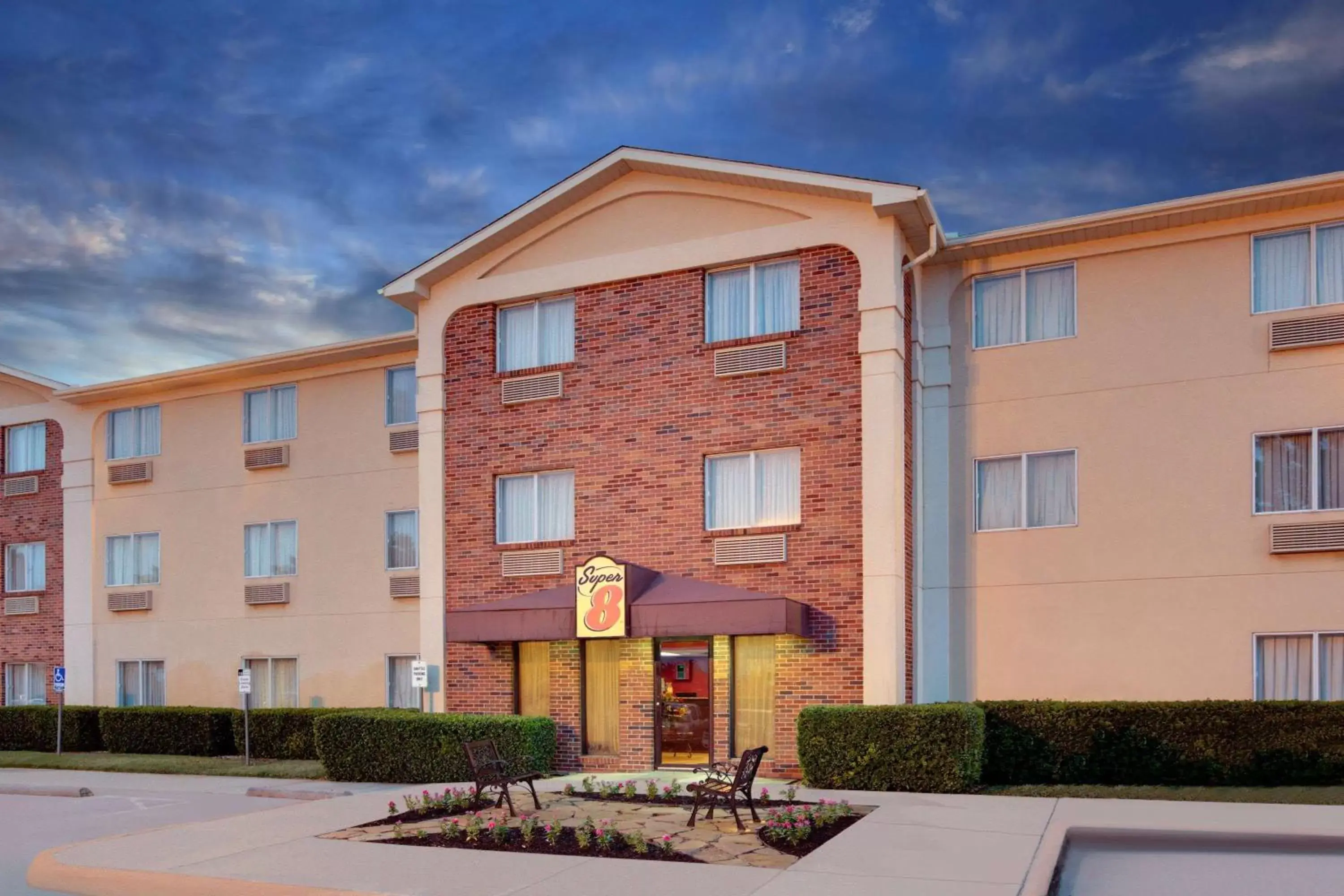 Property Building in Super 8 by Wyndham Grapevine/DFW Airport Northwest