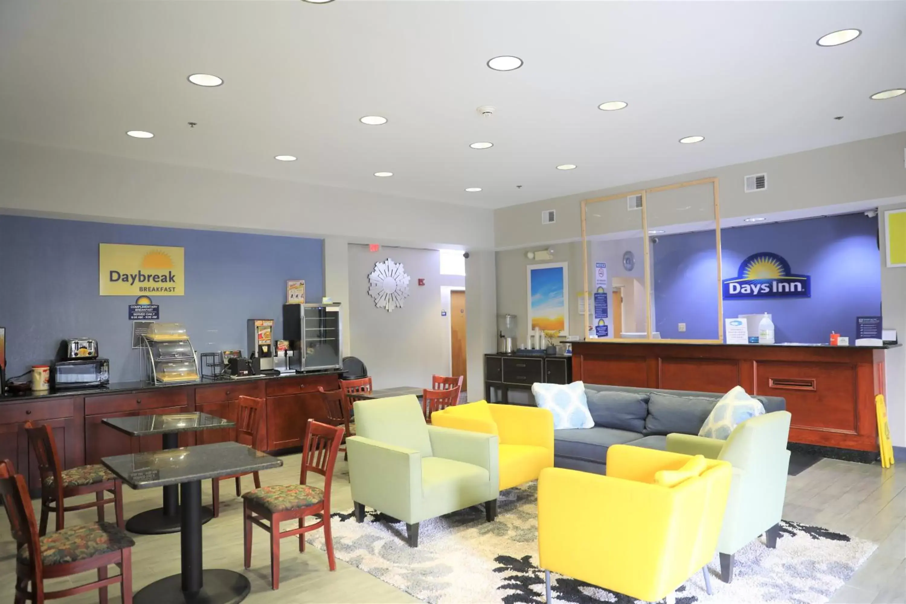 Lobby or reception, Lounge/Bar in Days Inn by Wyndham Manassas