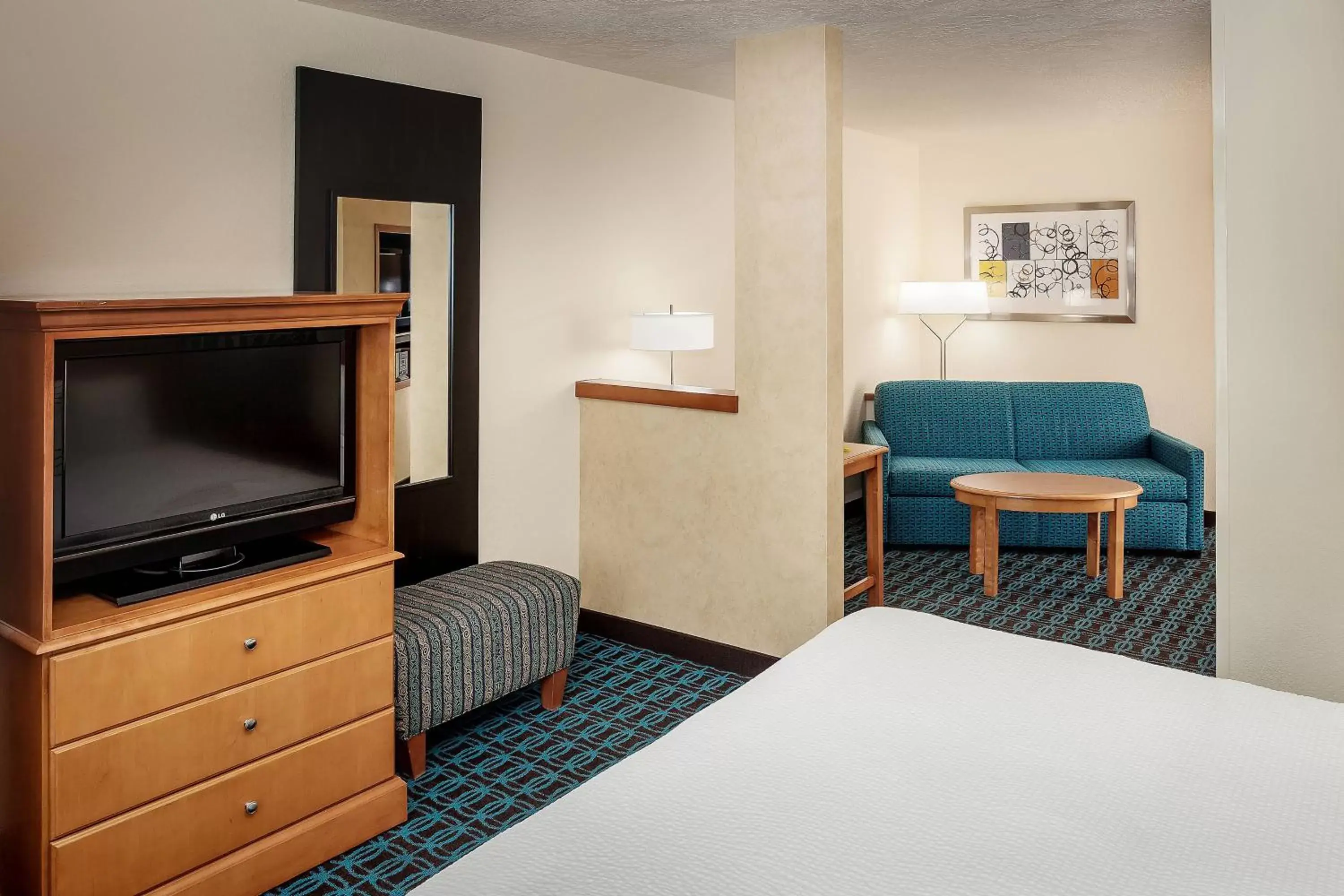 Bedroom, TV/Entertainment Center in Fairfield Inn & Suites by Marriott Anchorage Midtown