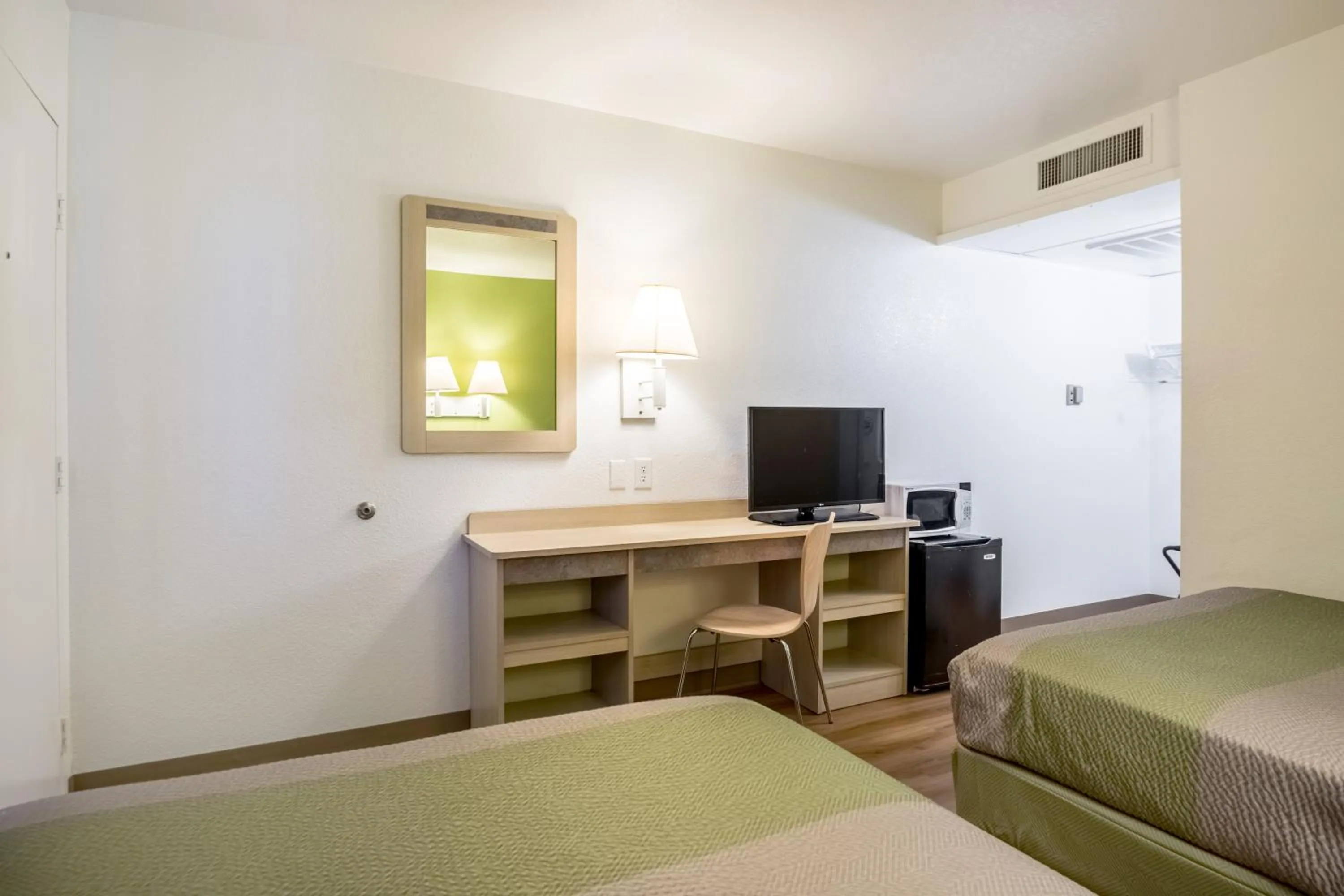 Bedroom, Bed in Motel 6-Pueblo, CO - I-25