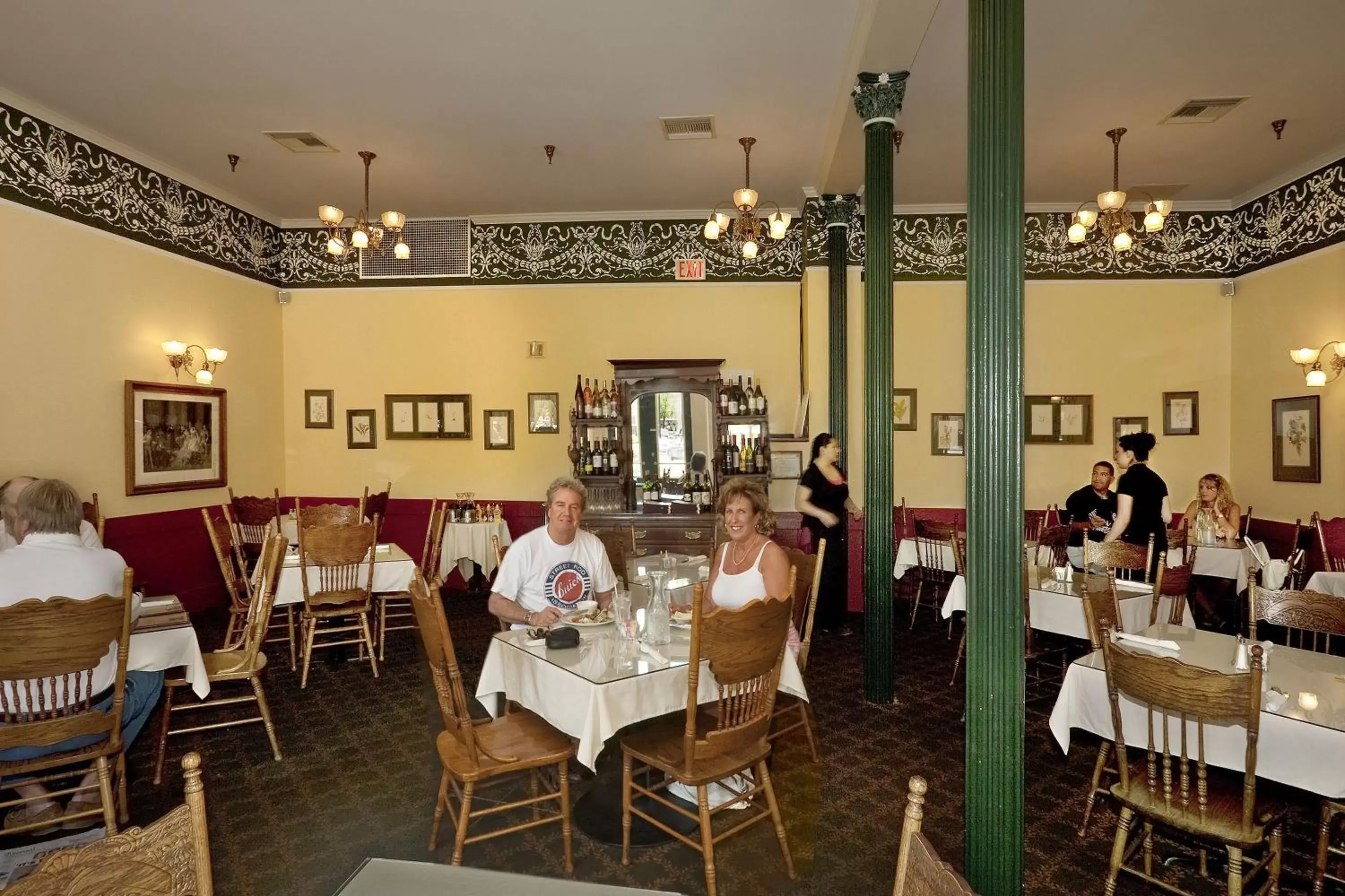 Restaurant/Places to Eat in Historic Plaza Hotel