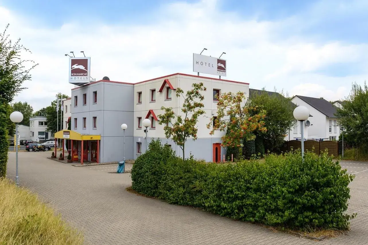 Facade/entrance, Property Building in bon marché hôtel Bochum