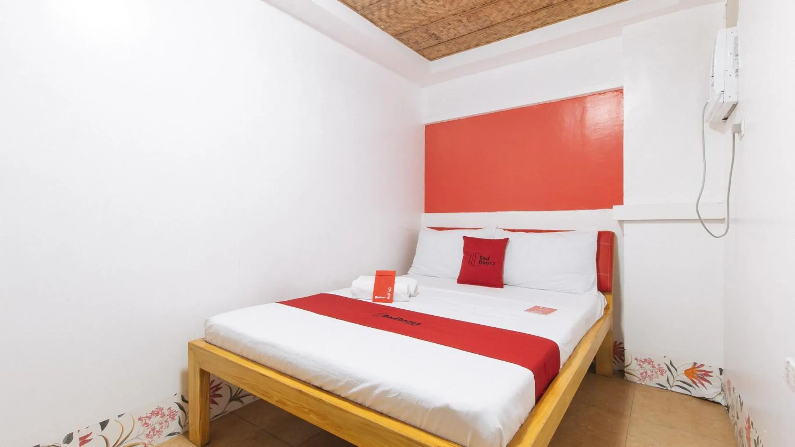 Photo of the whole room, Bed in RedDoorz @ DBuilders Ph1 Taguig